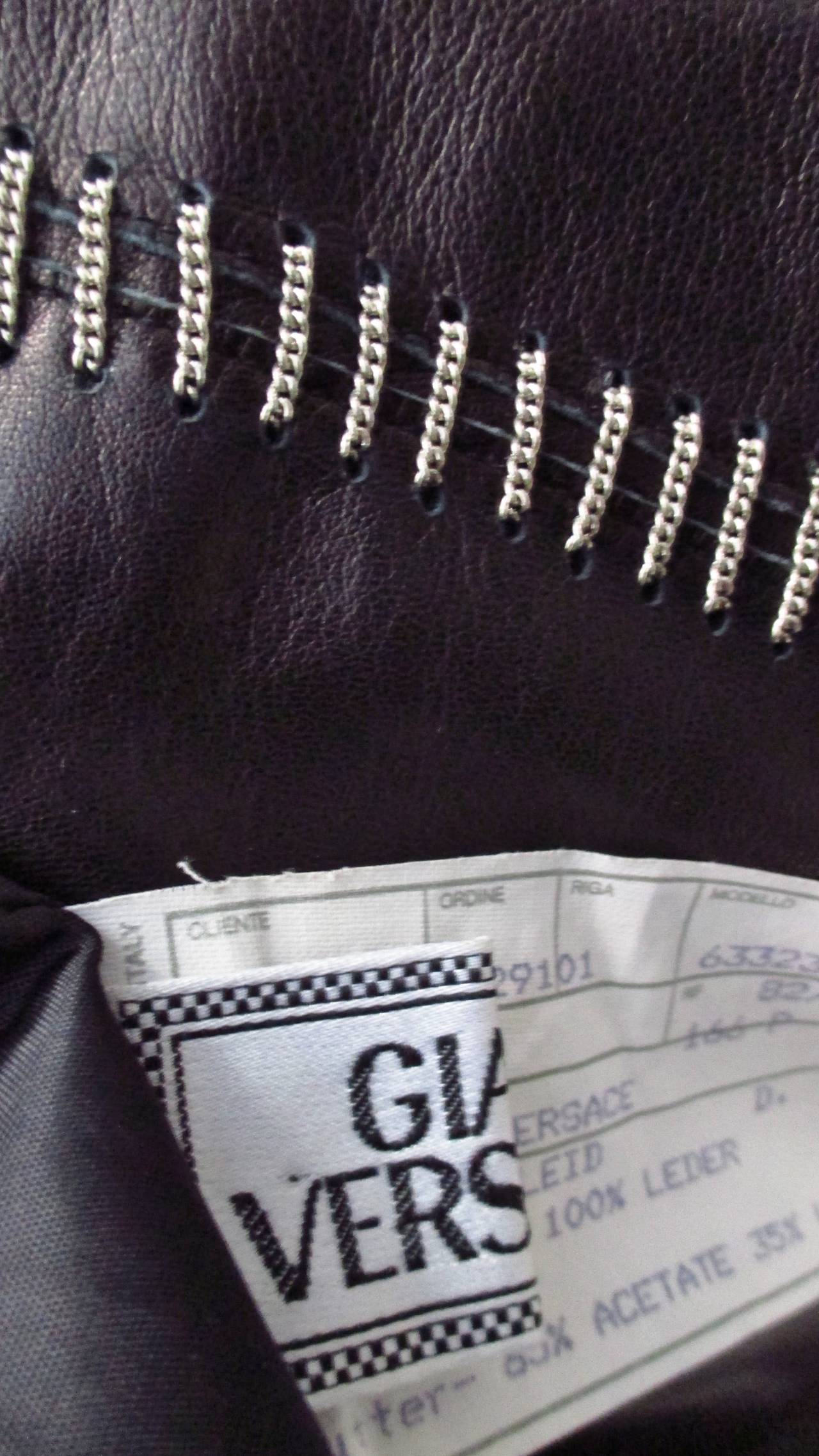 Gianni Versace - Robe en cuir avec bordure en chaîne, état neuf en vente 8