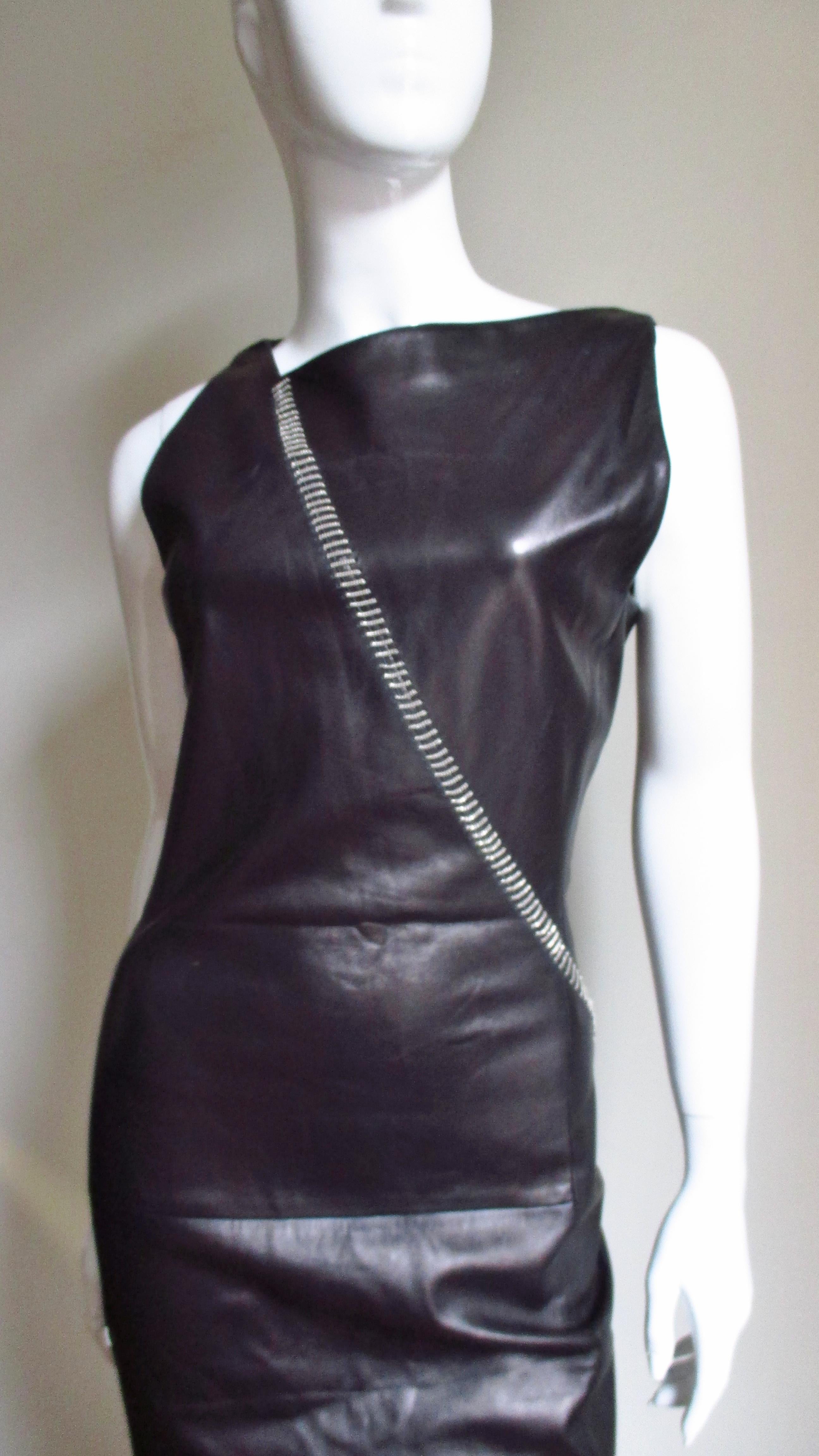 Noir Gianni Versace - Robe en cuir avec bordure en chaîne, état neuf en vente