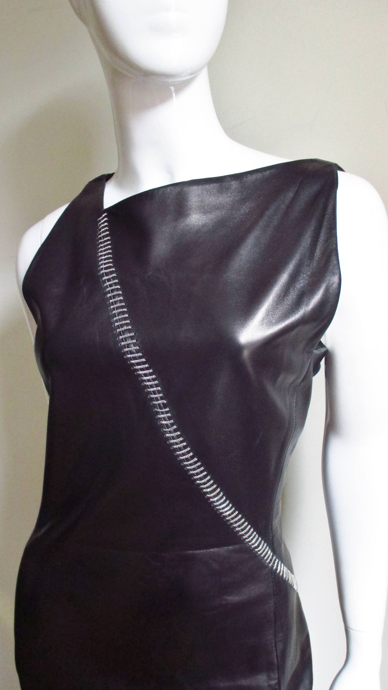 Gianni Versace - Robe en cuir avec bordure en chaîne, état neuf Excellent état - En vente à Water Mill, NY