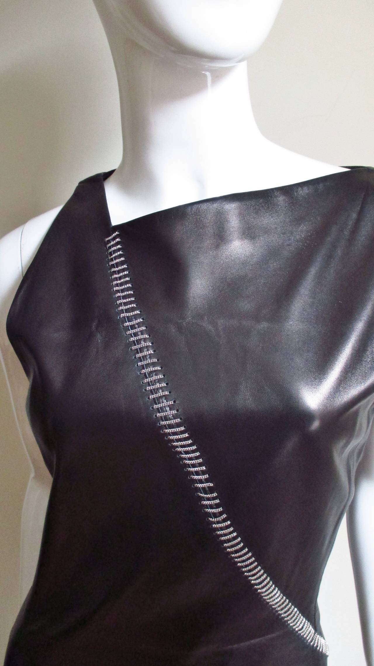 Gianni Versace - Robe en cuir avec bordure en chaîne, état neuf Pour femmes en vente