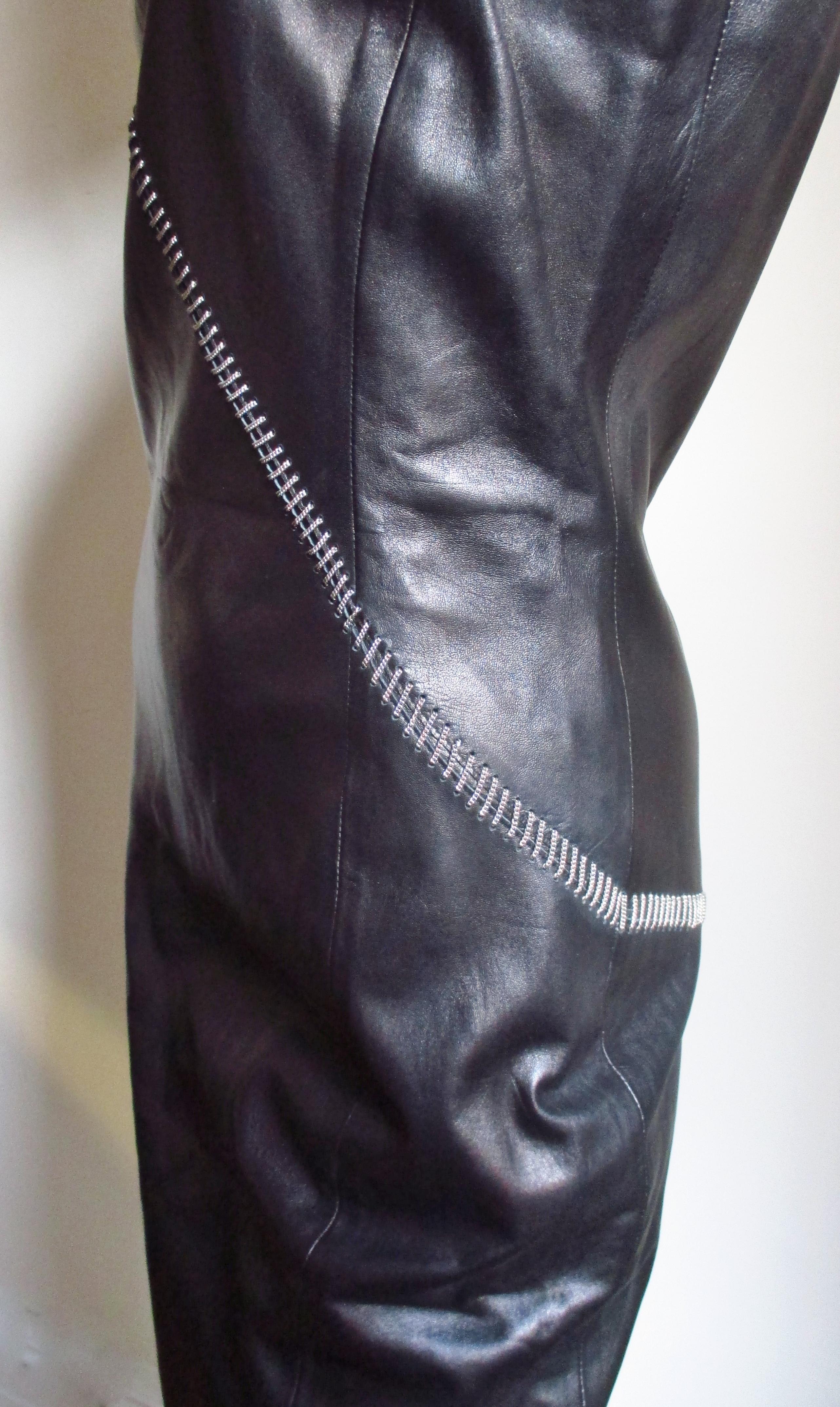 Gianni Versace - Robe en cuir avec bordure en chaîne, état neuf en vente 1