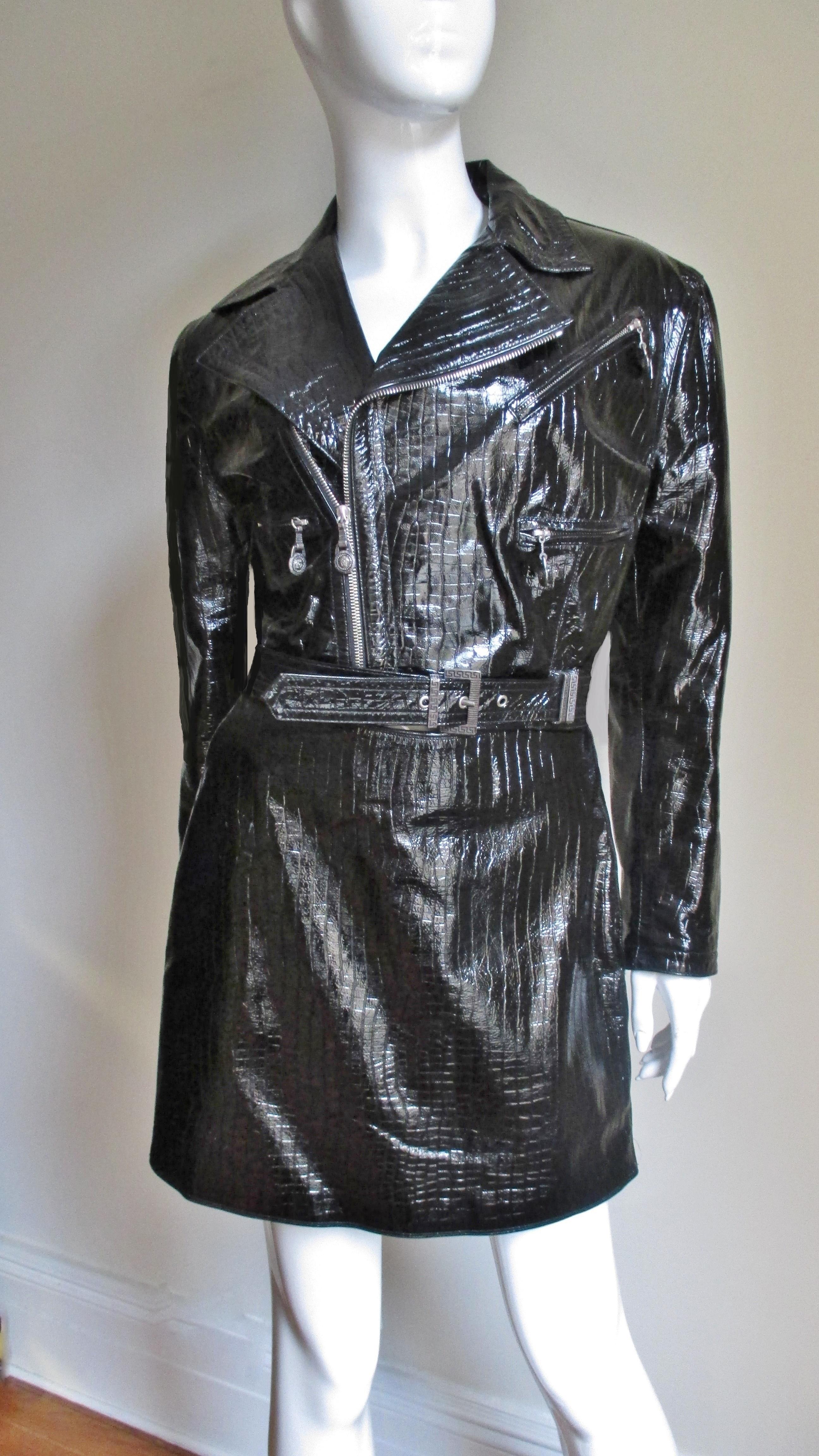 Eine fabelhafte 2 Stück schwarzem Leder Motorradjacke mit passenden  Rockset aus der Kollektion FW 1994 von Gianni Versace, die immer seltener werden. Die Jacke enthält alle von Versace's tadellosen Liebe zum Detail einschließlich Medusa Kopf zieht