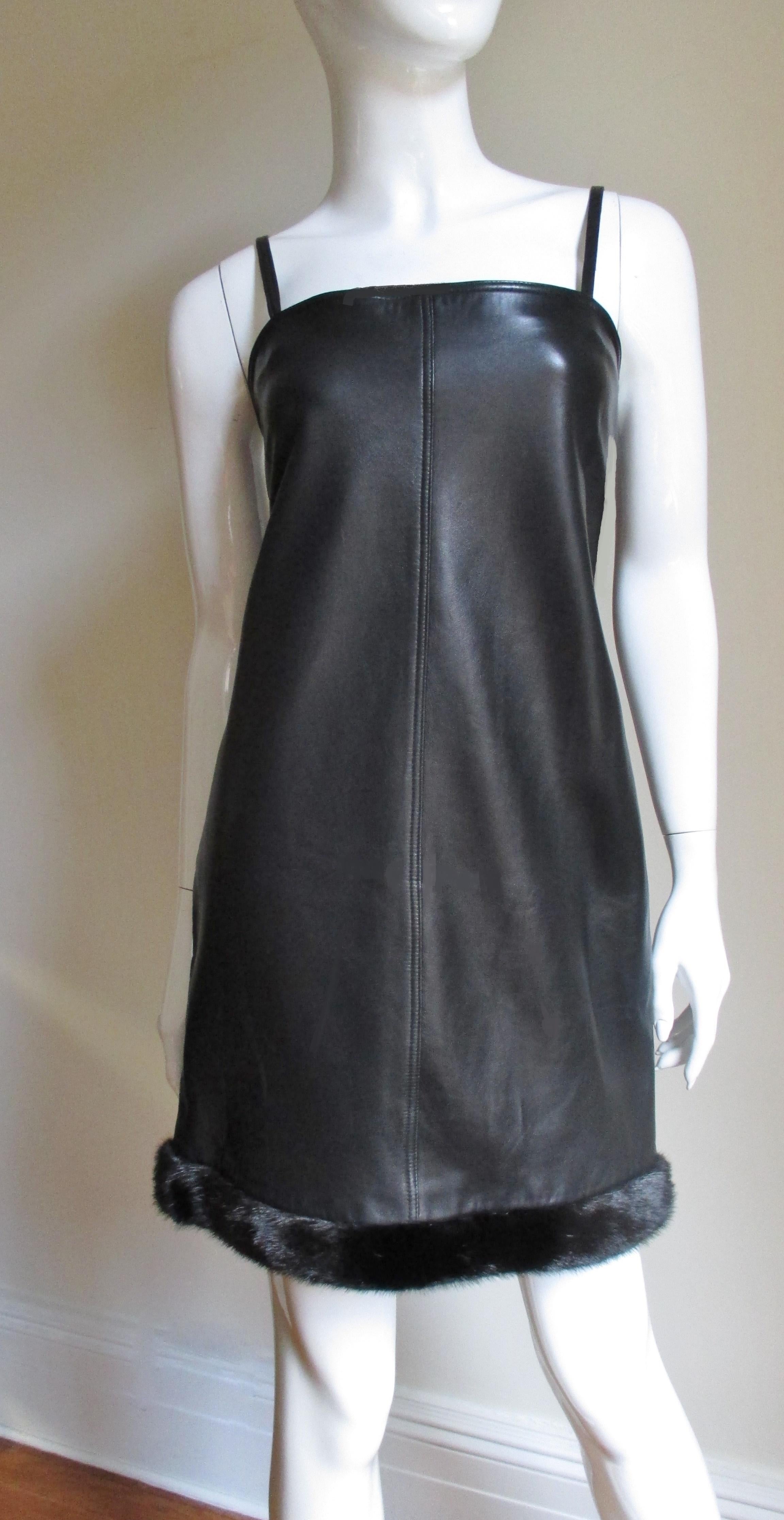Gianni Versace Lederkleid mit Nerzsaum H/W 1997 Damen im Angebot