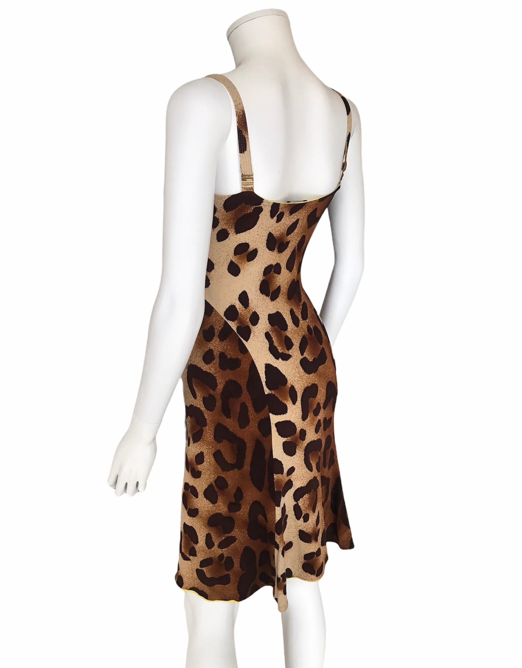 GIANNI VERSACE, Made in Italy, circa 90's. 
Leopard print viscose dress with a lime yellow lining. Very nice fit on the hips. Stretch fabric. 
Size tag is IT40. Recommended for Small or 36EU.

Every item is rare and carefully selected. Measurements,