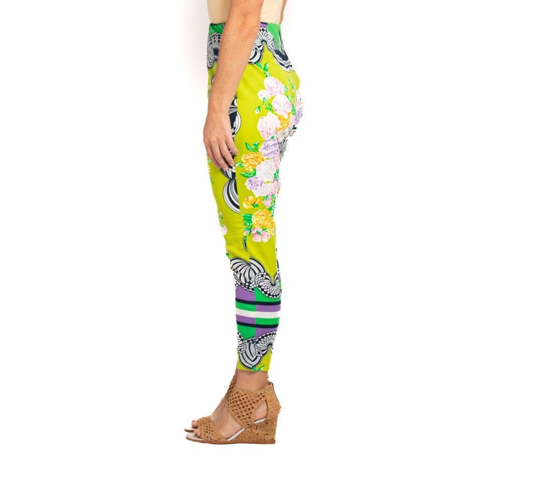 Vert Pantalon vert citron et à fleurs Gianni Versace, années 1990 en vente