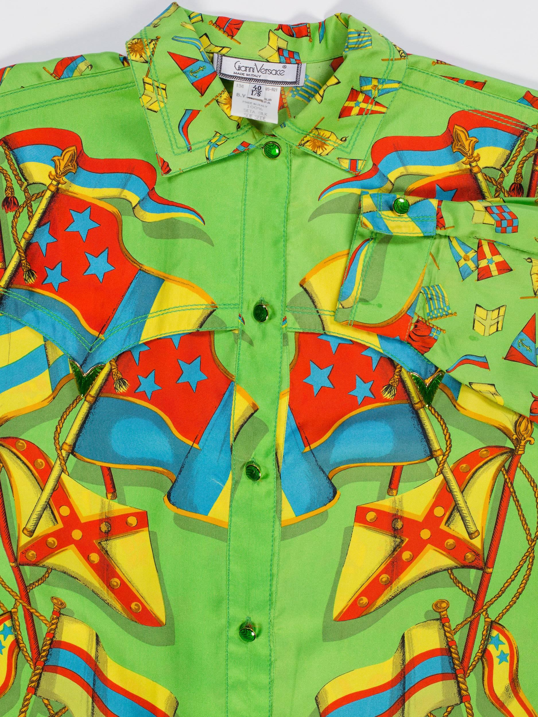 1990er GIANNI VERSACE Limonengrünes Seidenhemd mit Flaggendruck für Herren  (Grün) im Angebot