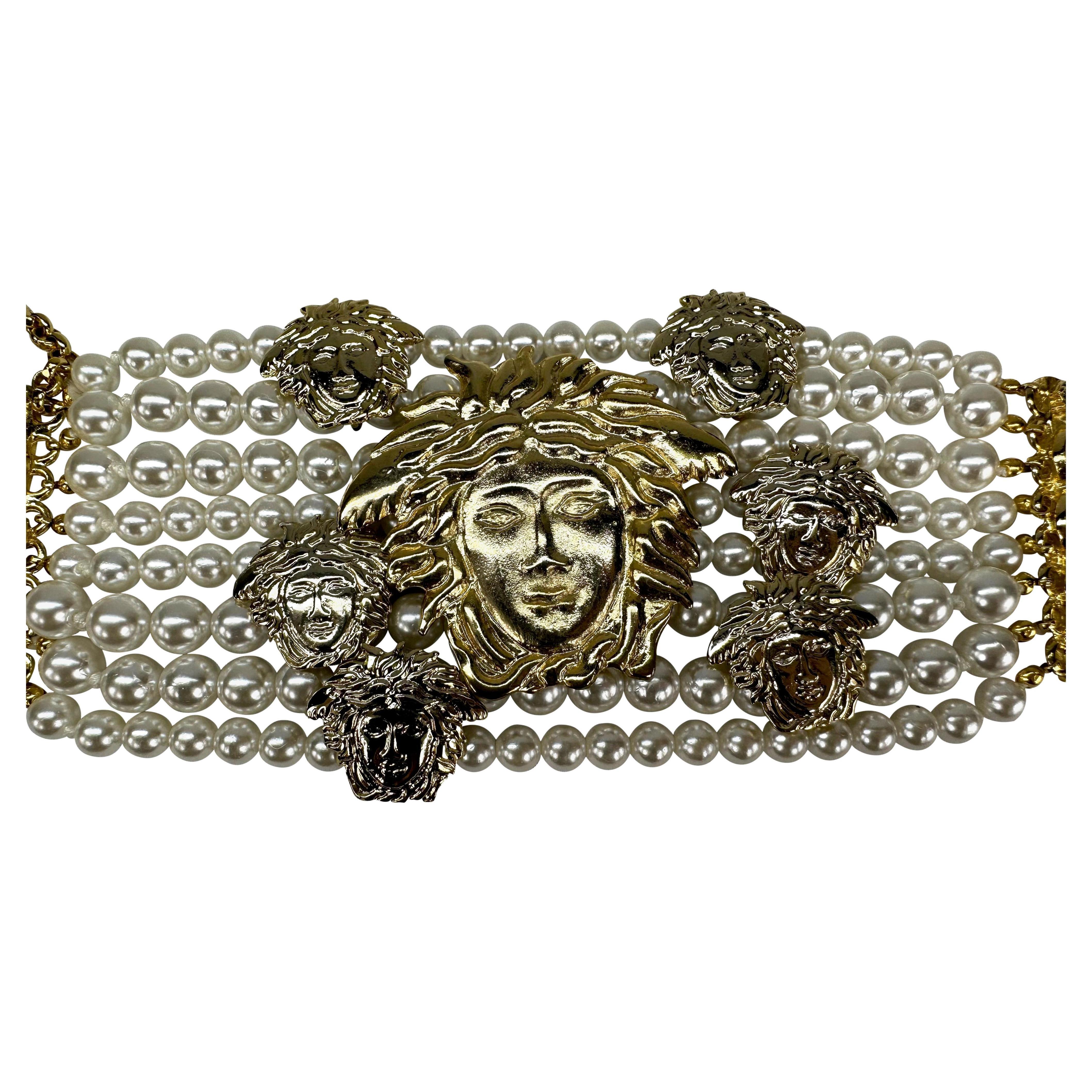H/W 1994 Gianni Versace Laufsteg Medusa Kostüm Perlen Goldarmband  Damen im Angebot