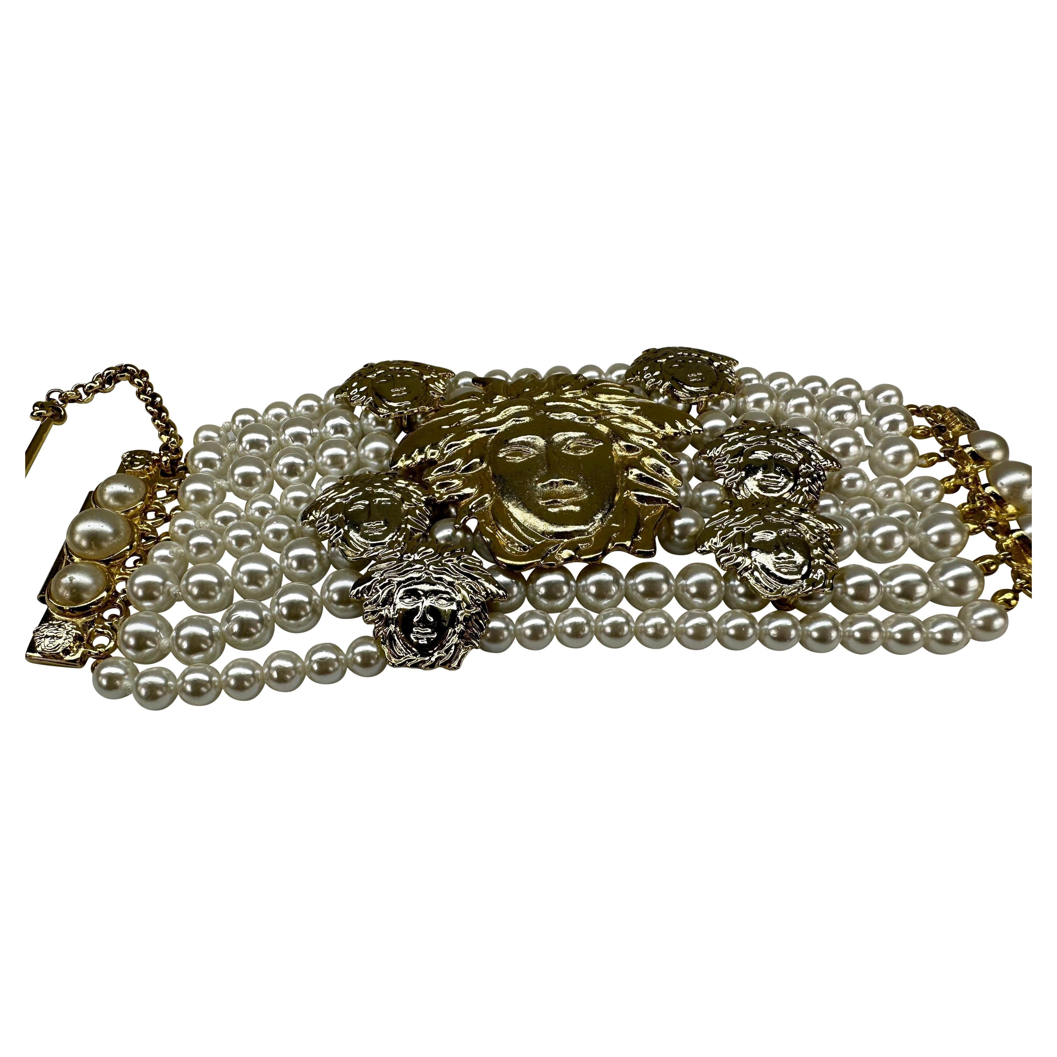 Bracelet de défilé Medusa Costume en or et perles Gianni Versace, A/H 1994  en vente 1
