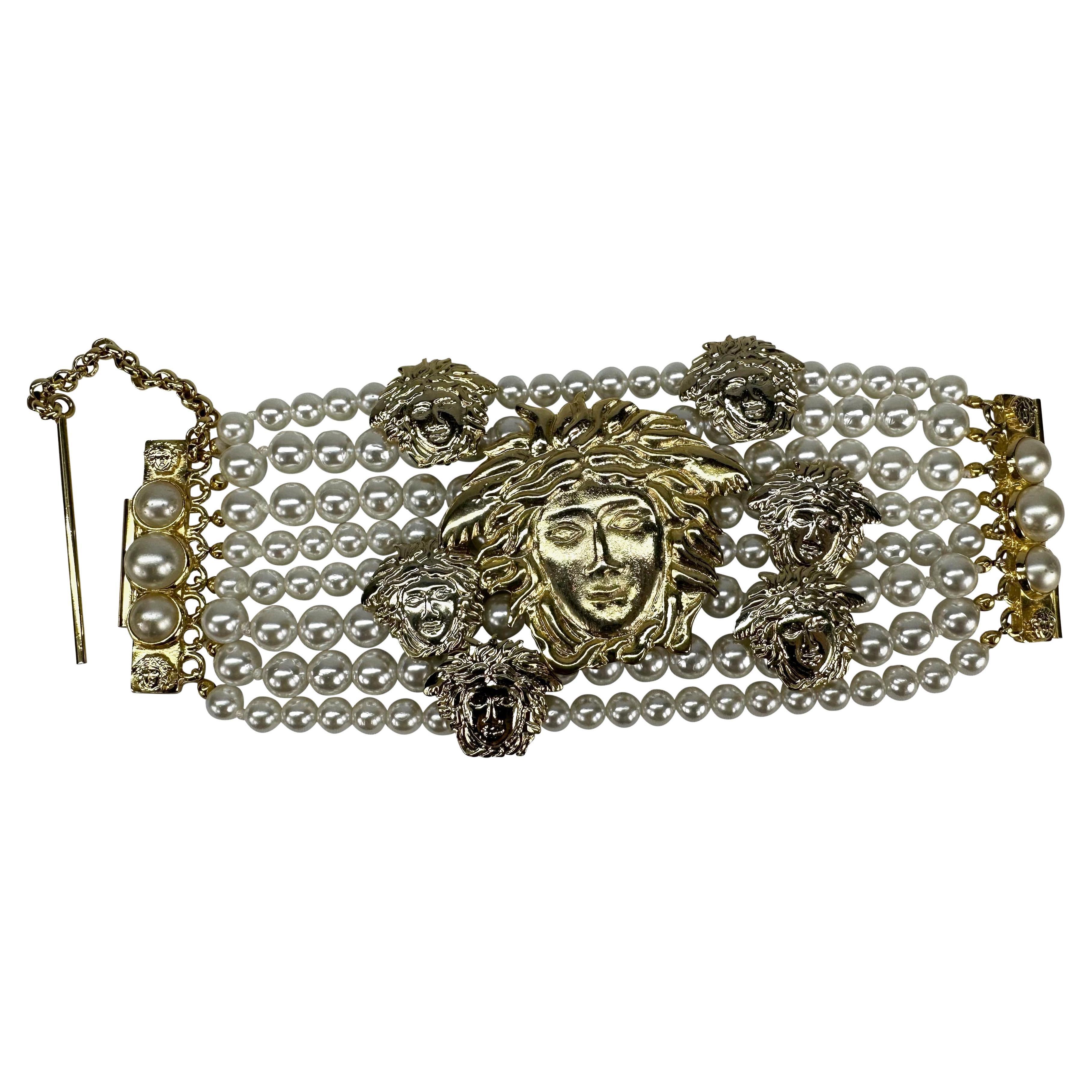 Bracelet de défilé Medusa Costume en or et perles Gianni Versace, A/H 1994  en vente
