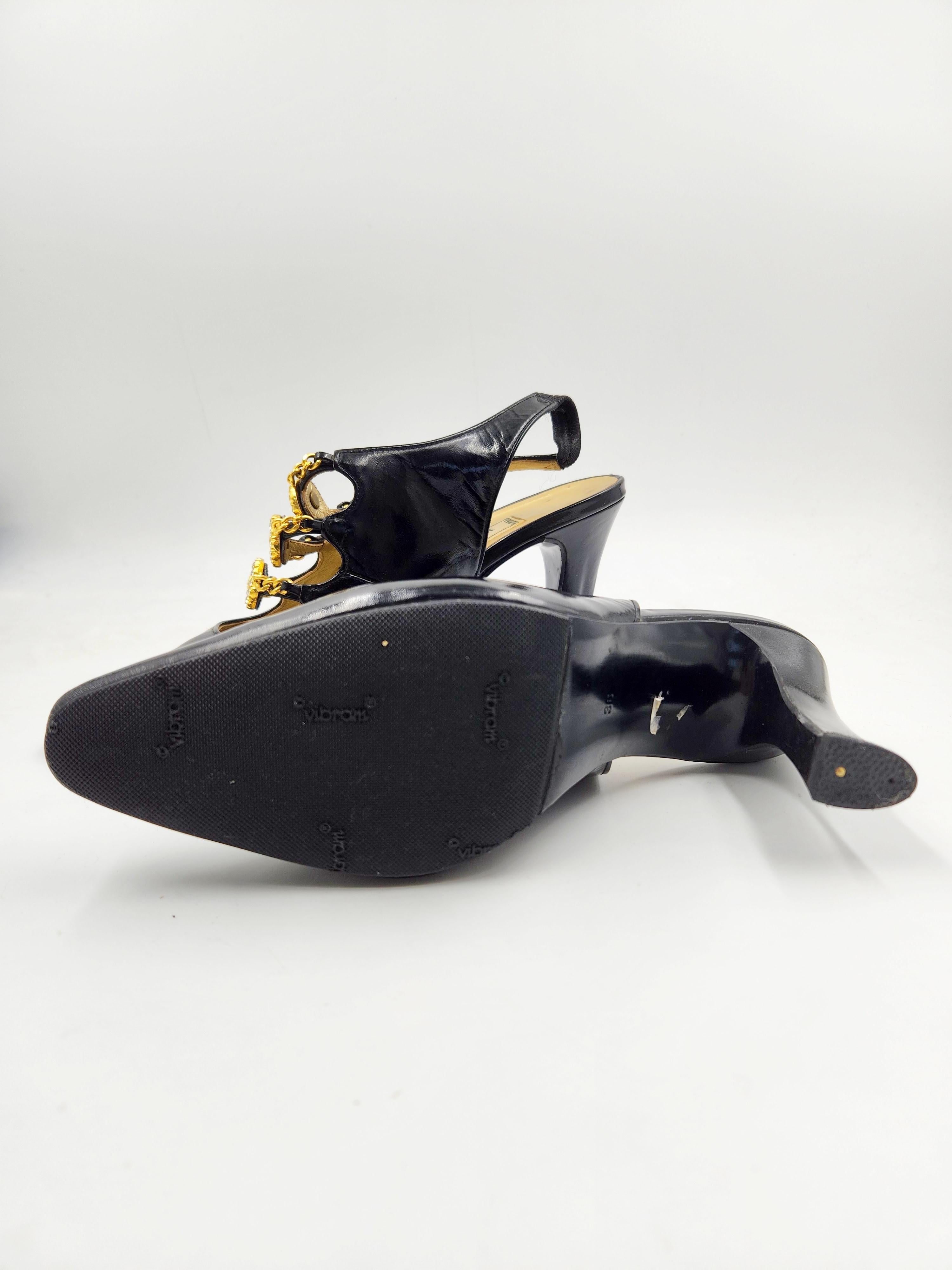 Vintage Gianni Versace gold Medusa heels in size 36. 
Feature
Material: Black Leather & Gold Coin
Condition: good, light signs of wear as pictured.
Colour: Gold
Size: IT 36
Period: 1990-
Place of Origin: Italy