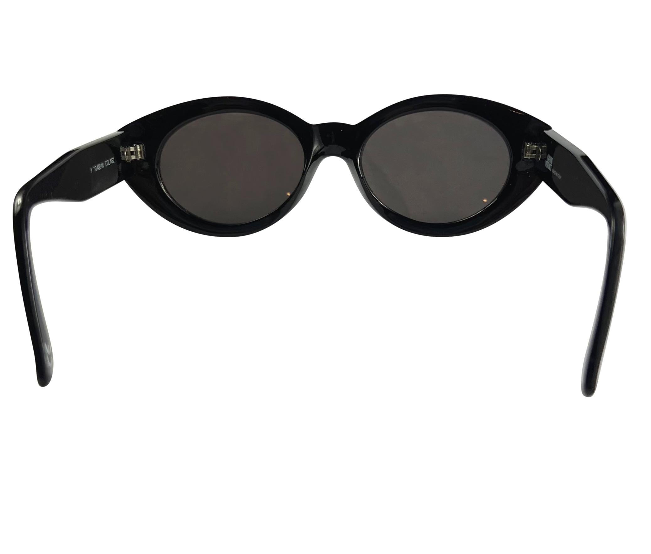1990 Gianni Versace Medusa Rhinestone Beading Acrylic Sunglasses  Bon état - En vente à West Hollywood, CA
