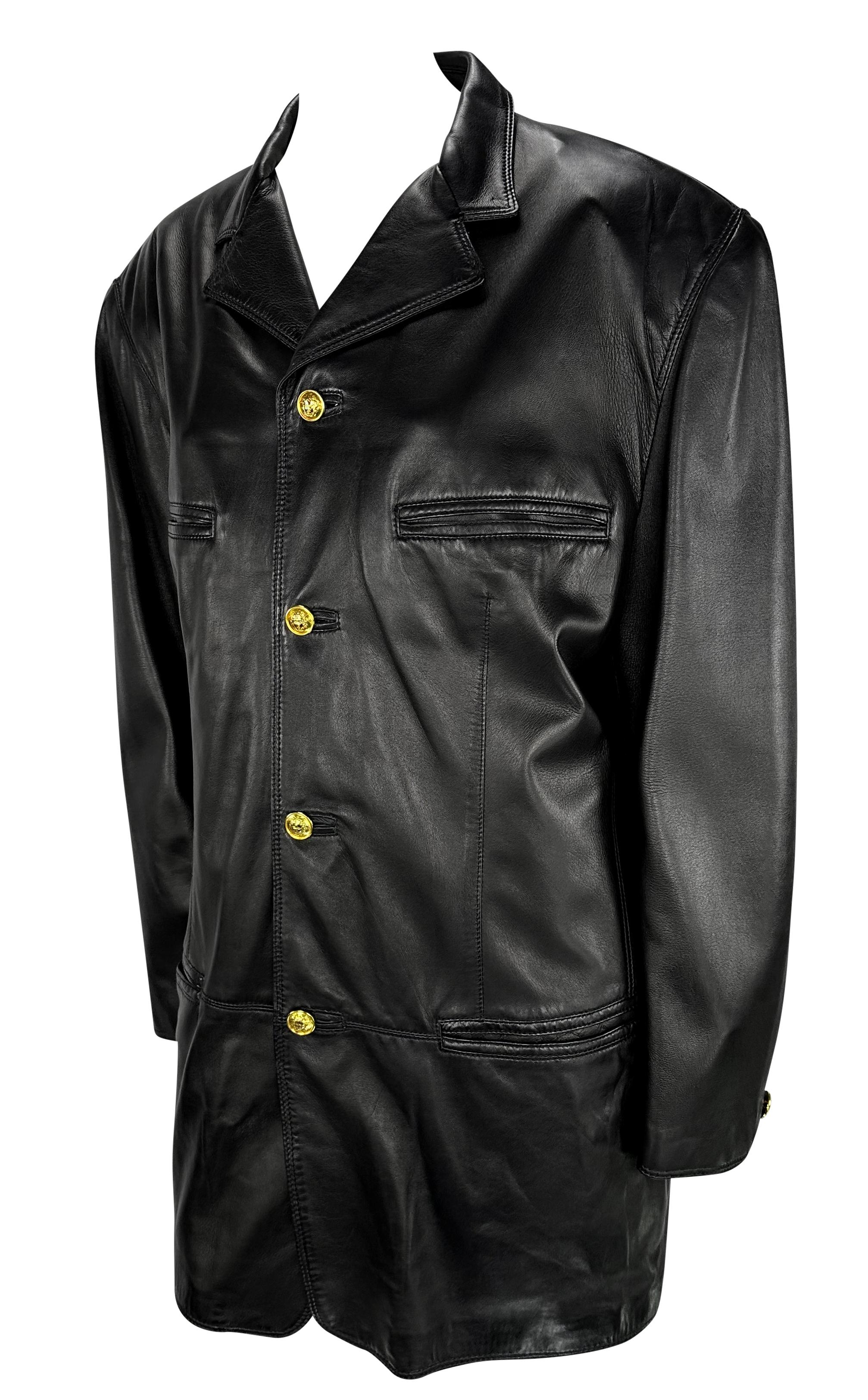 Nero Gianni Versace anni '90 - Giacca blazer in pelle nera con bottoni Medusa in oro in vendita