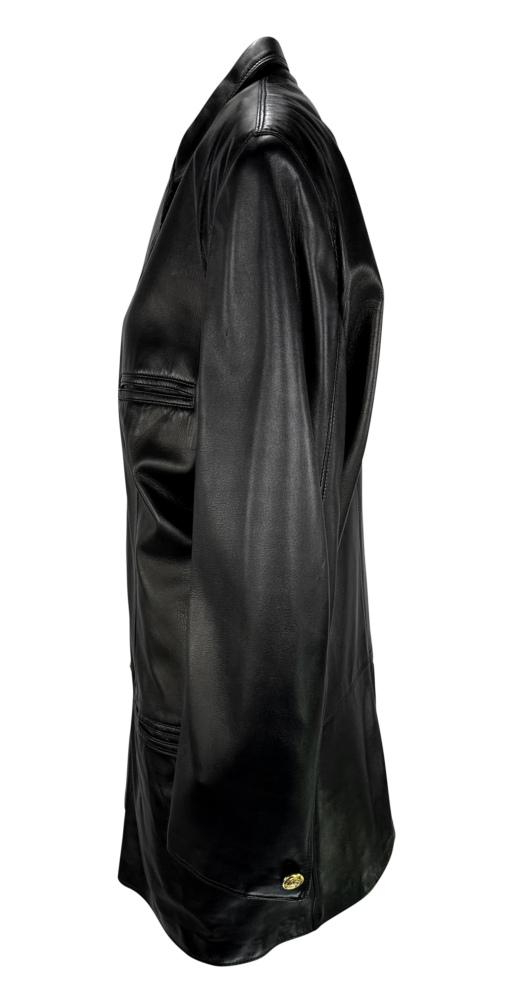 Gianni Versace anni '90 - Giacca blazer in pelle nera con bottoni Medusa in oro In condizioni ottime in vendita a West Hollywood, CA