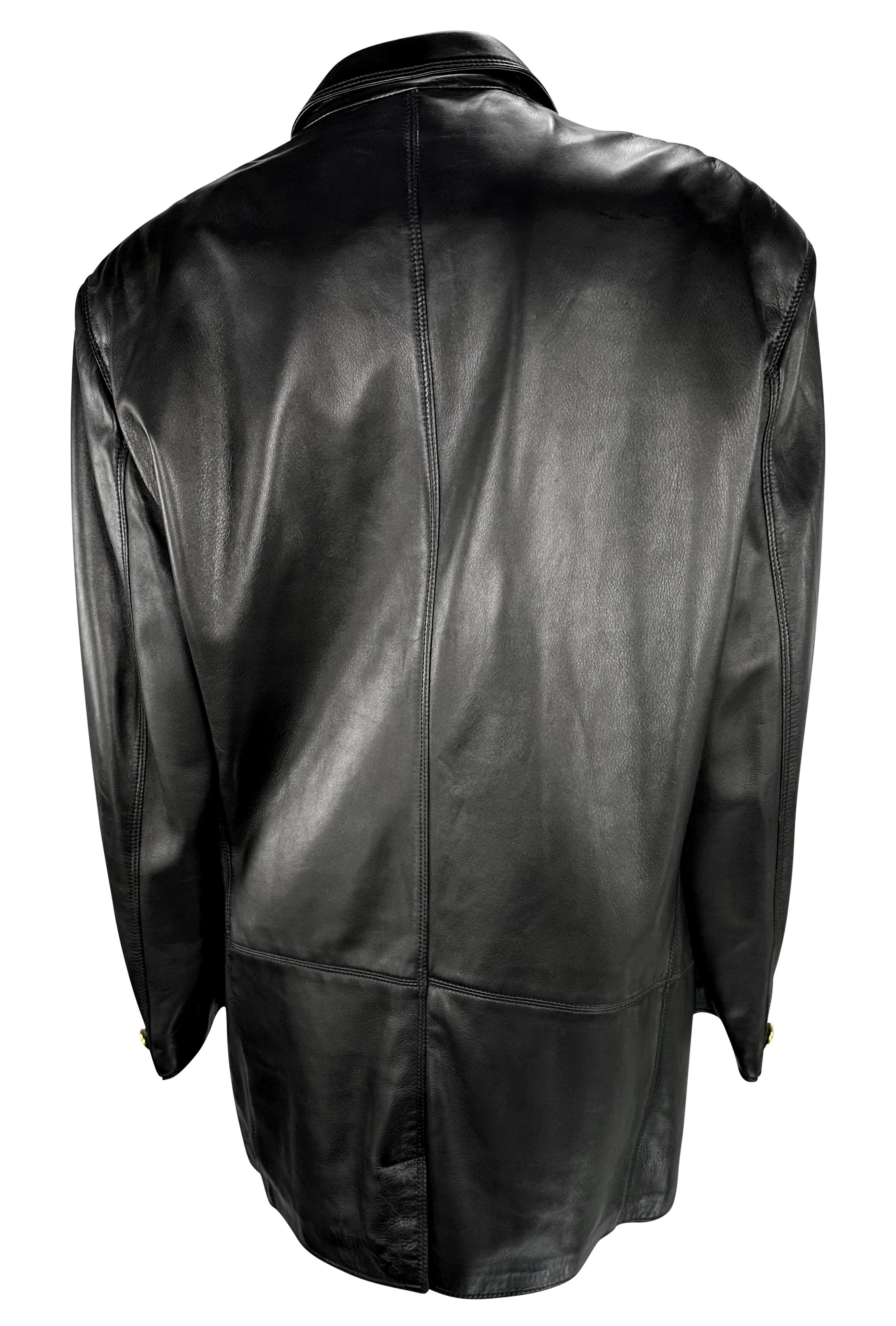 Uomo Gianni Versace anni '90 - Giacca blazer in pelle nera con bottoni Medusa in oro in vendita