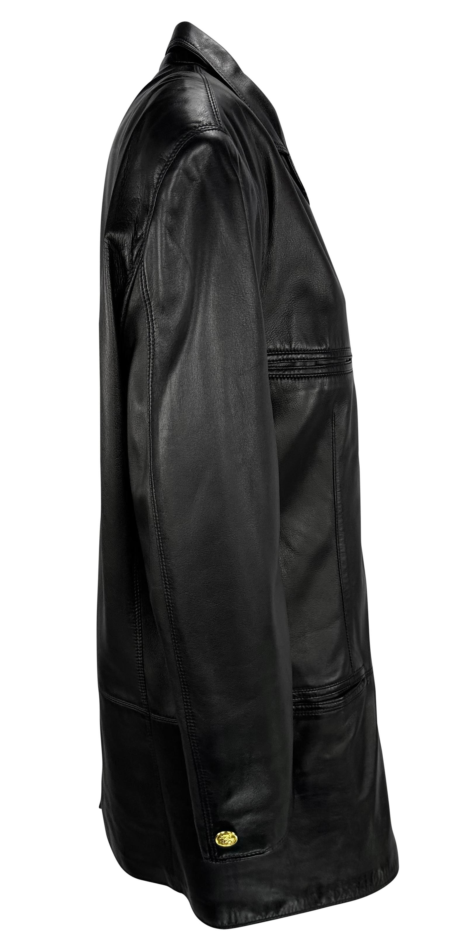 Gianni Versace anni '90 - Giacca blazer in pelle nera con bottoni Medusa in oro in vendita 1