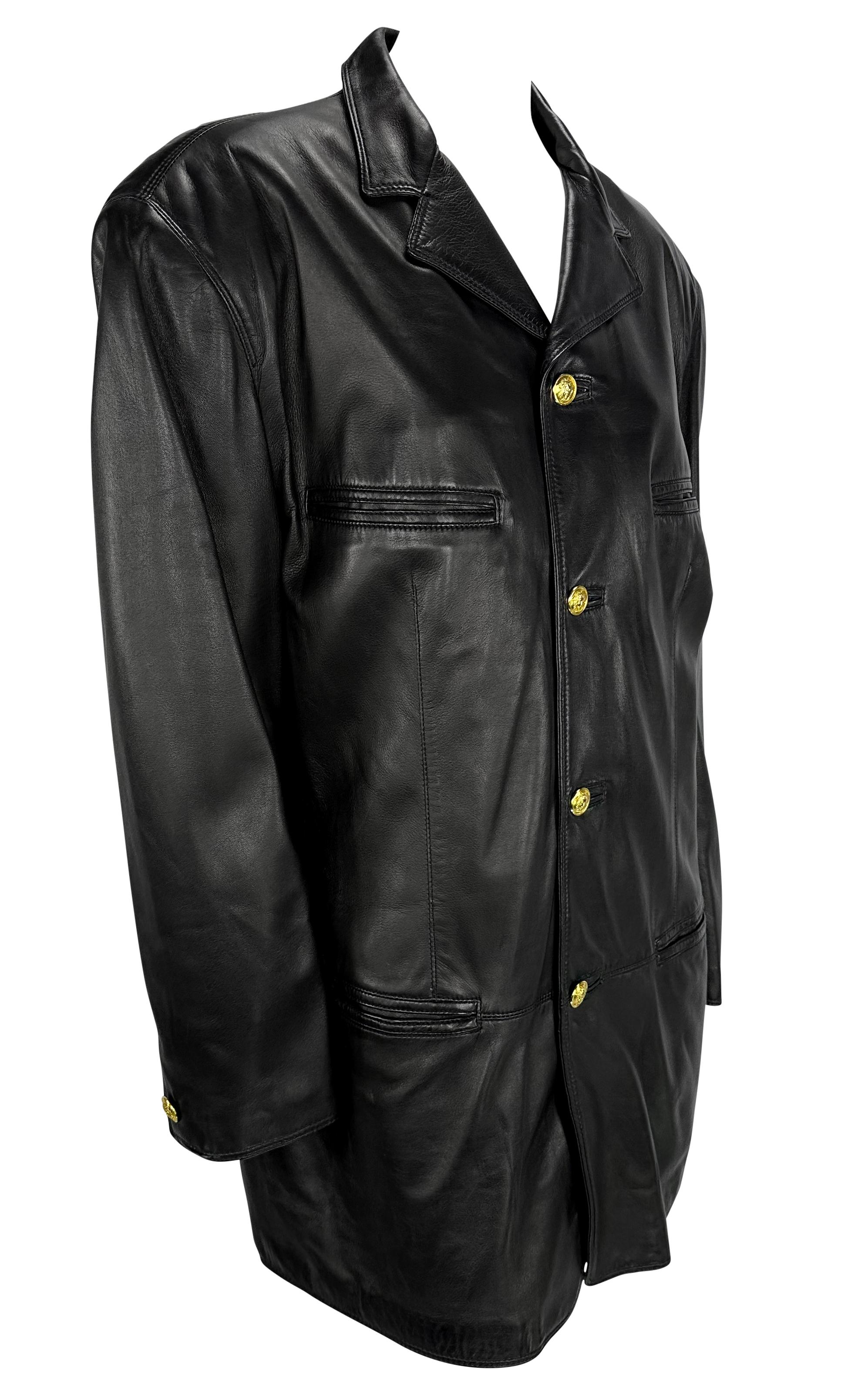 Gianni Versace anni '90 - Giacca blazer in pelle nera con bottoni Medusa in oro in vendita 2