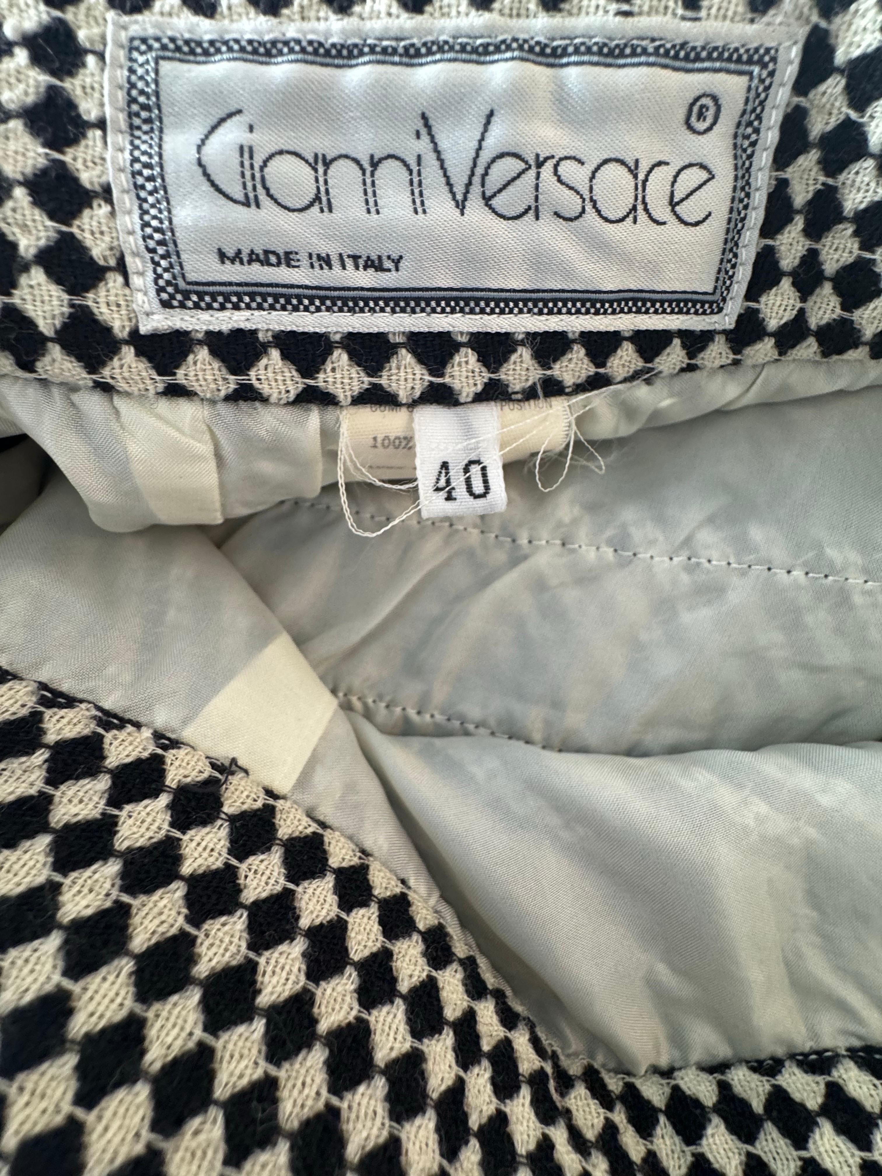Anni '90 Gianni Versace  Tuta con gonna in lana monocromatica in vendita 2