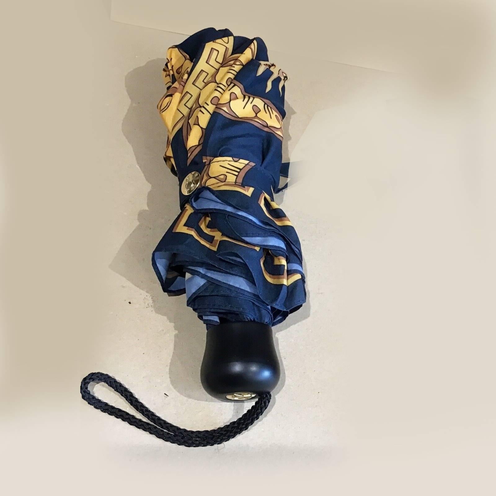 Paraguas plegable/compacto Gianni Versace de los años 90 azul marino dorado Medusa con funda a juego, 100% poliéster

Medidas: 
Estado: excelente, sin usar, años 90 