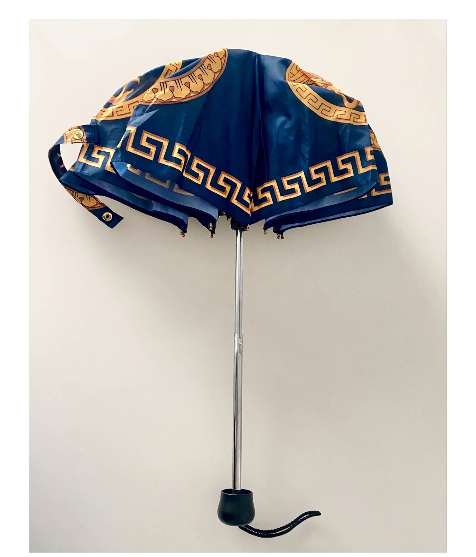 Gianni Versace 1990 Paraguas Compacto Medusa Azul Marino Dorado Negro