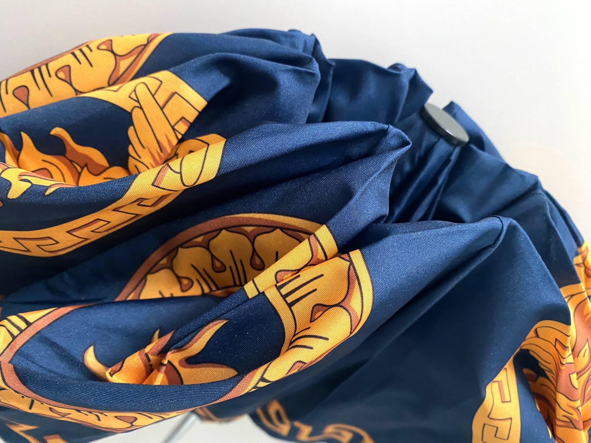 Gianni Versace 1990 Paraguas Compacto Medusa Azul Marino Dorado en Bueno Estado en London, GB