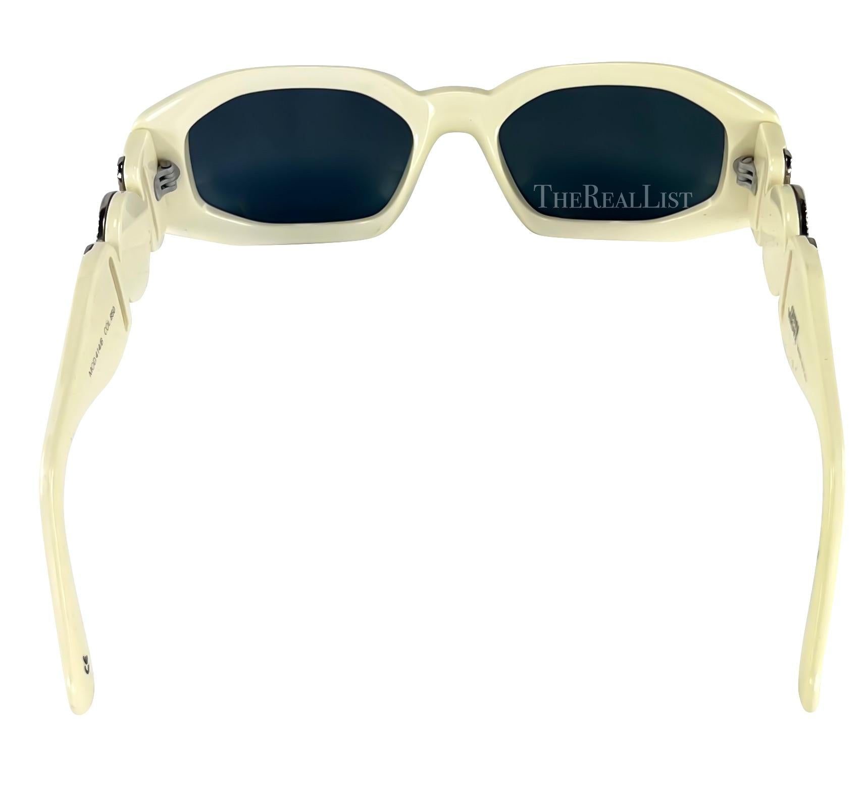 1990s Gianni Versace Off-White Silver 'Biggie' Medusa Oversized Sunglasses In Excellent Condition For Sale In West Hollywood, CA