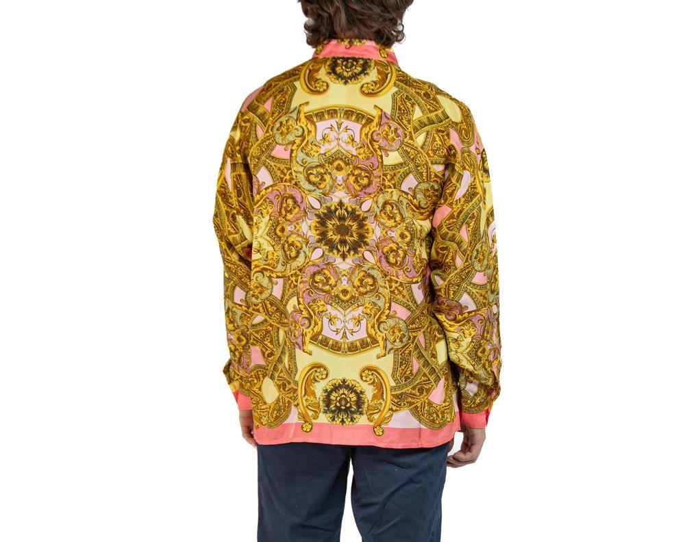 1990er Gianni Versace Rosa & Goldfarbenes Seidenkleid Shirt mit originalen Barockschnörkeln für Damen oder Herren im Angebot