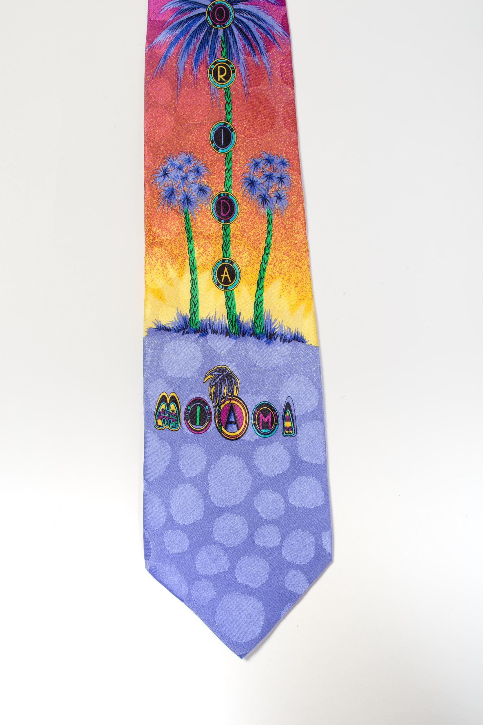 Gris 1990S GIANNI VERSACE Purple Sunset Miami Tie with Palms (cravate avec palmiers) en vente