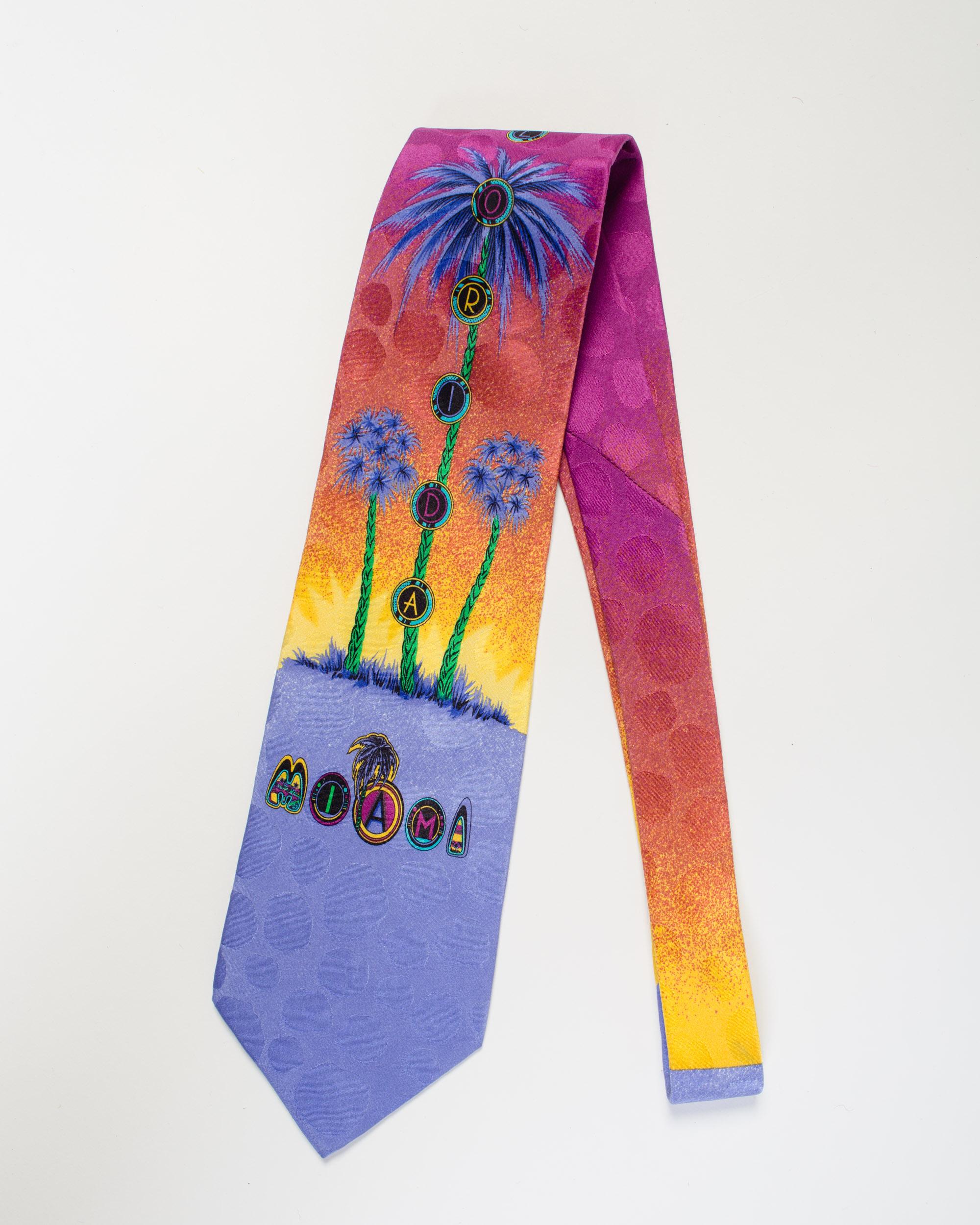 1990S GIANNI VERSACE Purple Sunset Miami Tie with Palms (cravate avec palmiers) Pour femmes en vente