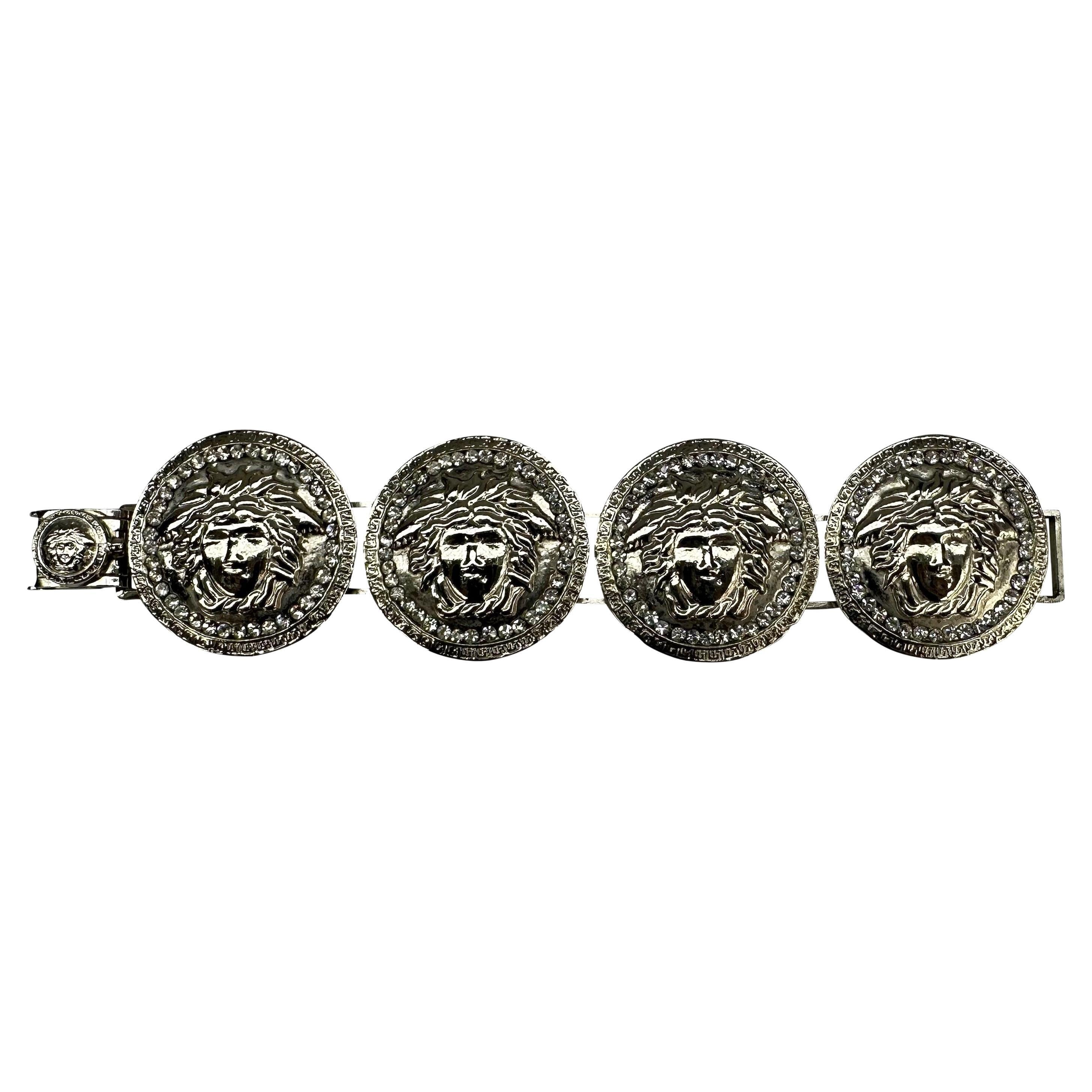 Bracciale Gianni Versace anni '90 con medaglione Medusa in argento e strass