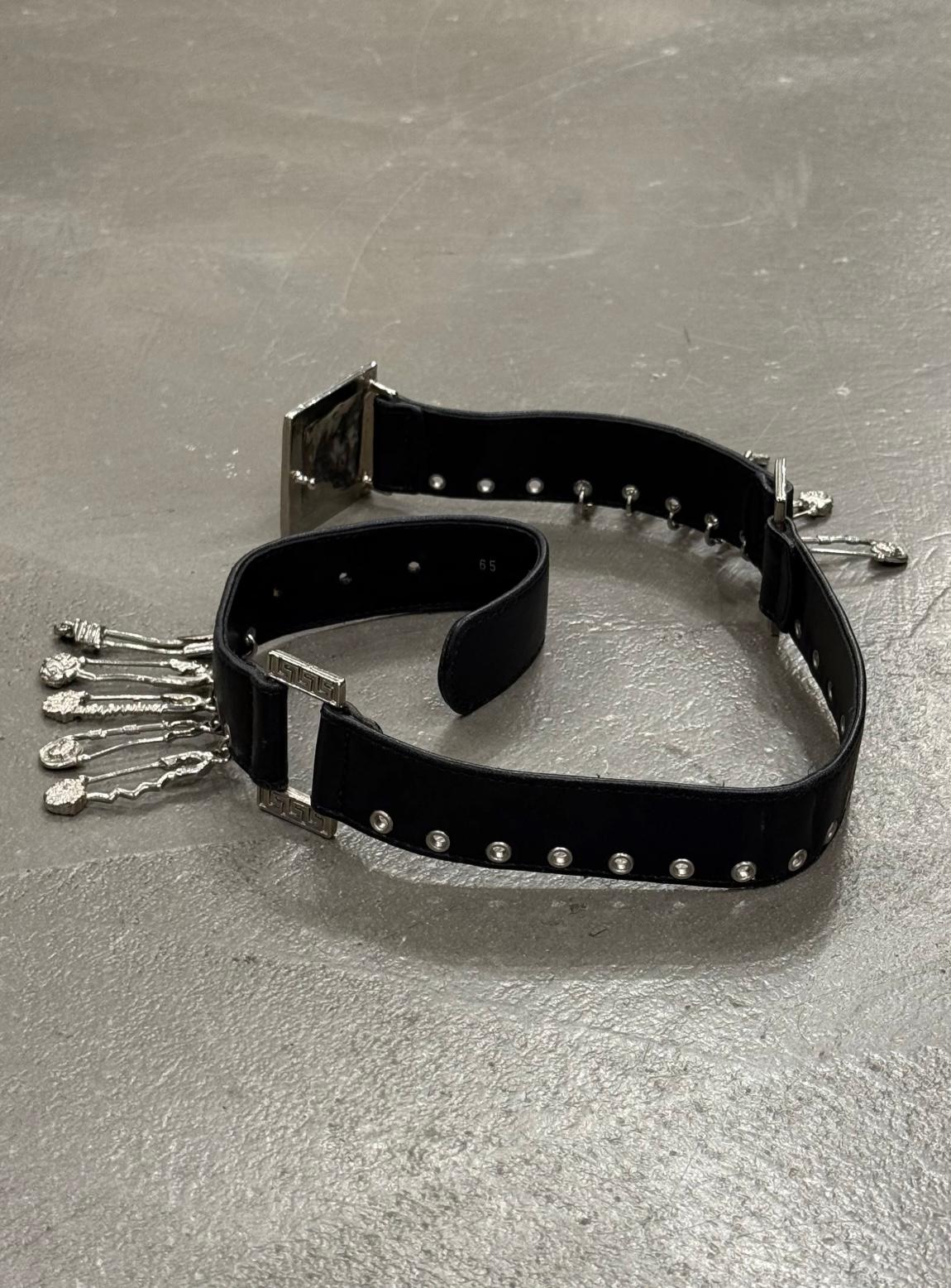 Nero Cintura in pelle con spilla da balia Gianni Versace degli anni '90 in vendita