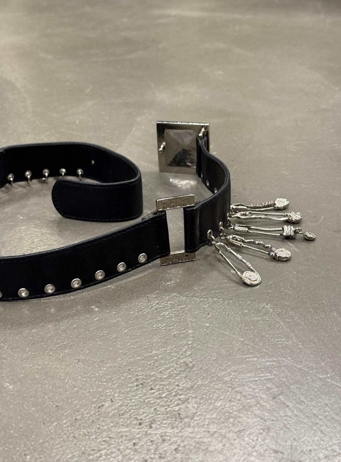 Cintura in pelle con spilla da balia Gianni Versace degli anni '90 In condizioni ottime in vendita a Milano, Lombardia