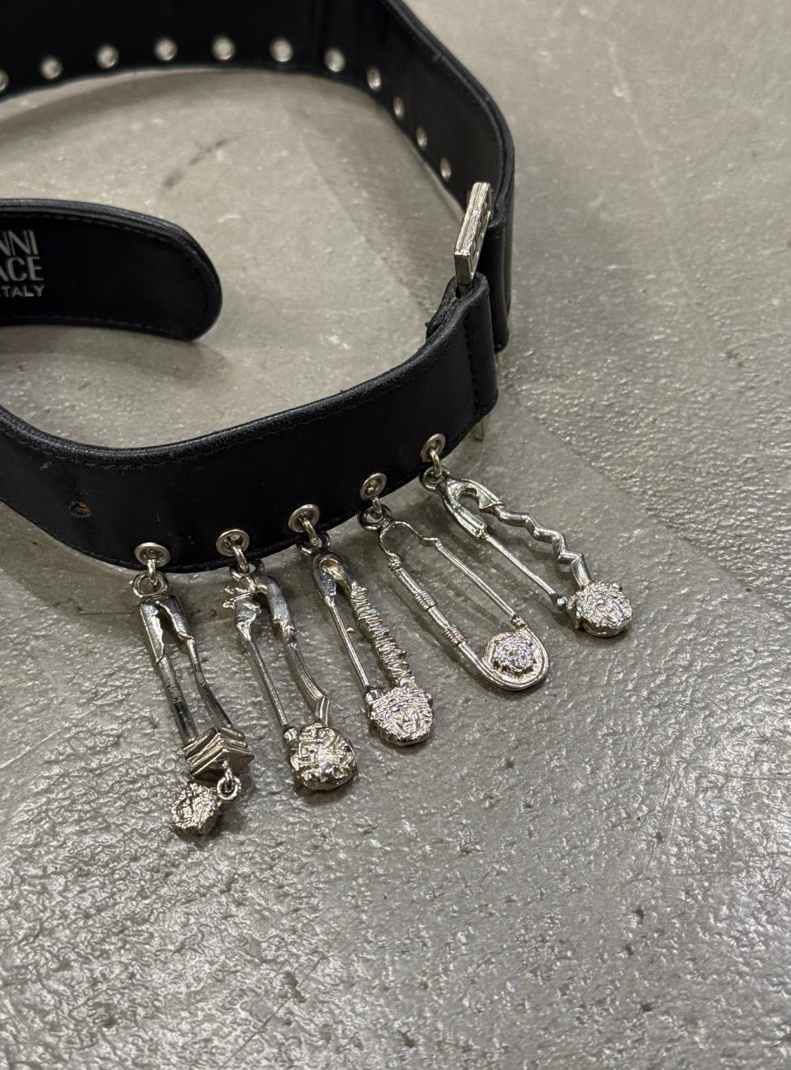 da uomo o donna Cintura in pelle con spilla da balia Gianni Versace degli anni '90 in vendita