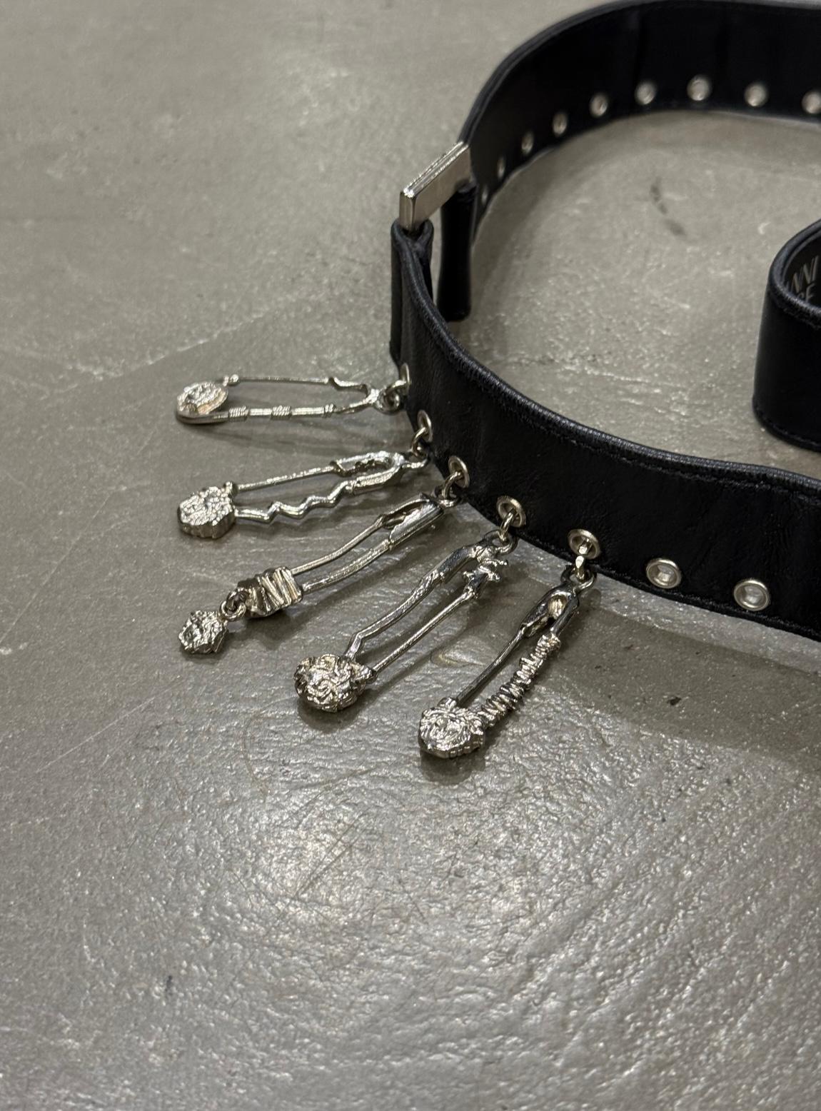 Cintura in pelle con spilla da balia Gianni Versace degli anni '90 in vendita 1