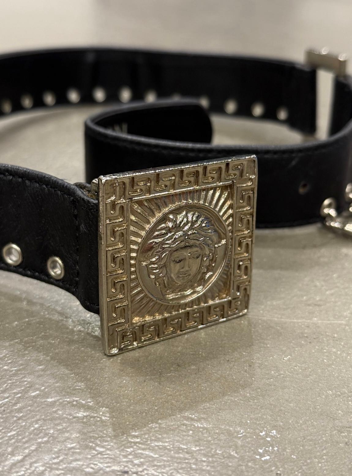 Cintura in pelle con spilla da balia Gianni Versace degli anni '90 in vendita 2