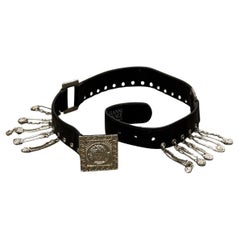 Cintura in pelle con spilla da balia Gianni Versace degli anni
90