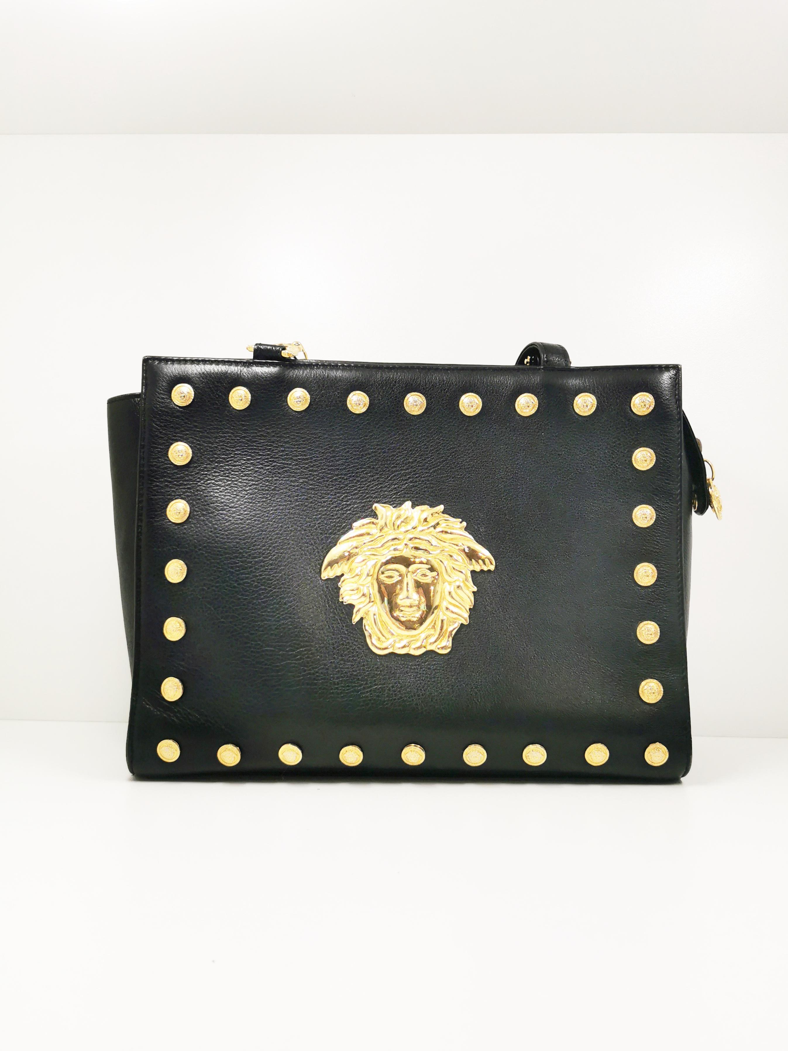 Le sac à bandoulière Gianni Versace Signature Medusa Head Gold Medallion des années 1990 est une véritable icône de l'histoire de la mode. Cet accessoire exquis capture l'essence de l'esthétique audacieuse et glamour de Gianni Versace, ce qui en