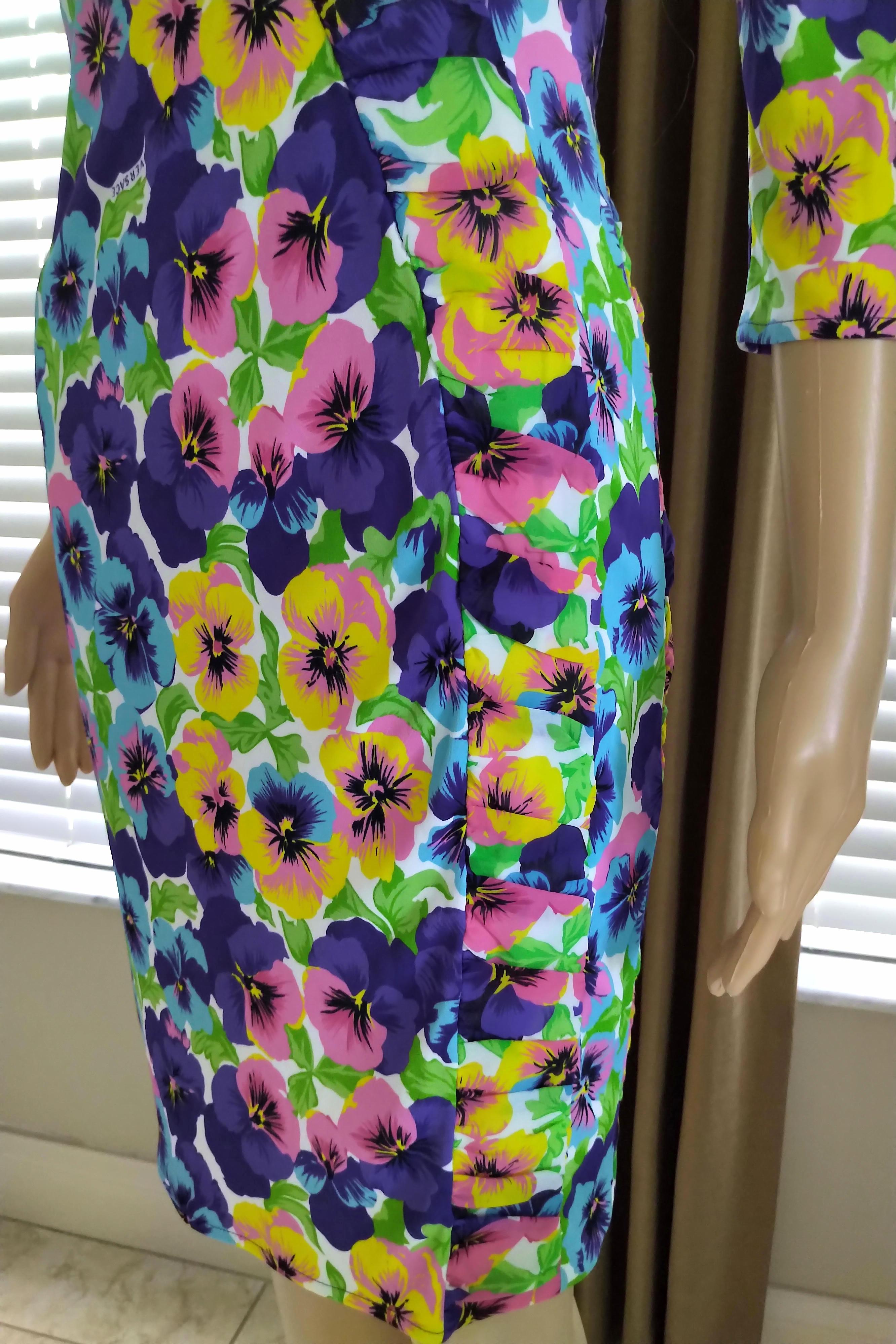 1990's Gianni Versace Signed Logo Multi Color Floral Fitted Dress IT 40/ US 2 4 For Sale 5