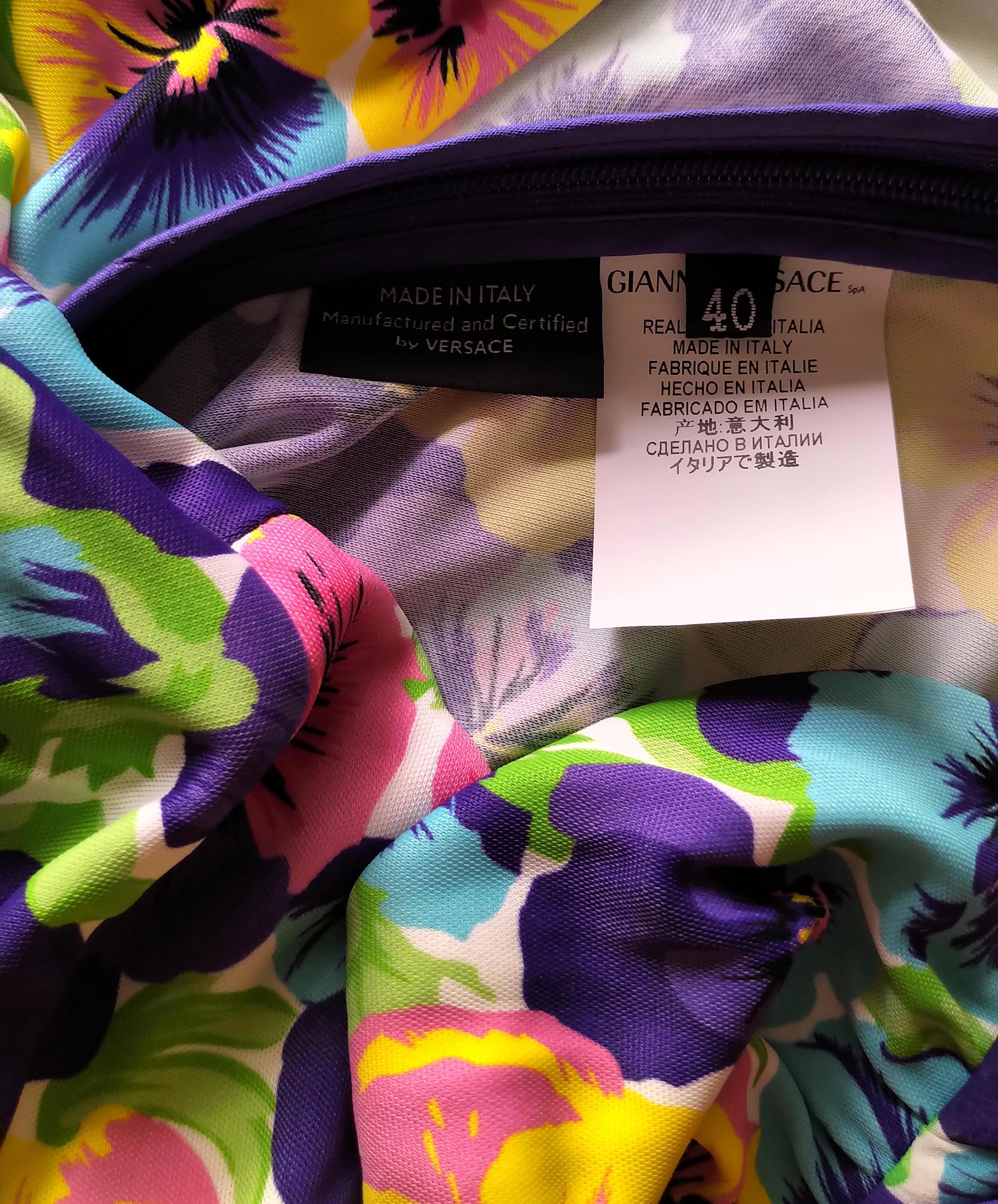 1990's Gianni Versace Signed Logo Multi Color Floral Fitted Dress IT 40/ US 2 4 For Sale 7