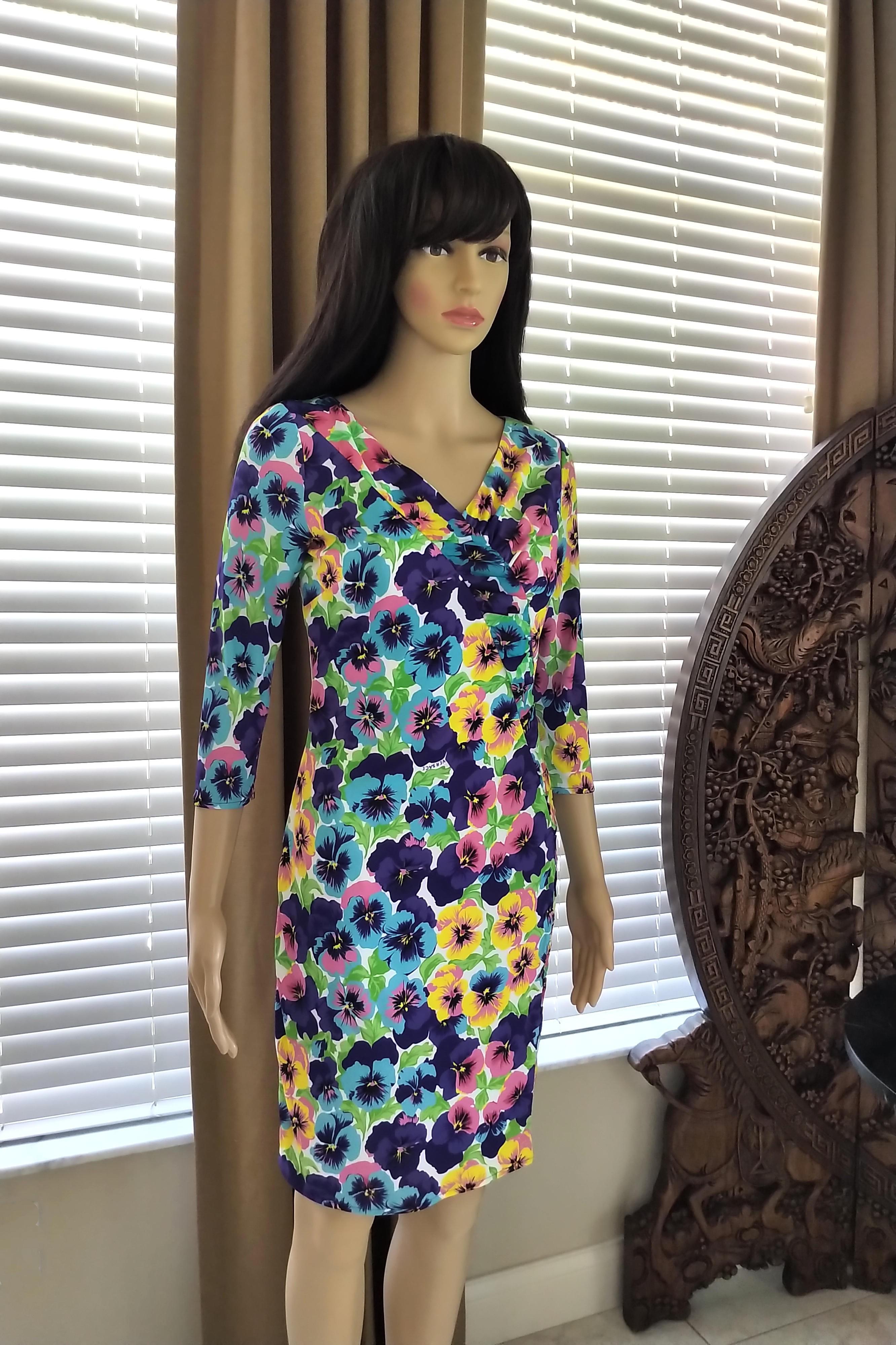 1990's Gianni Versace Signed Logo Multi Color Floral Fitted Dress IT 40/ US 2 4 In Excellent Condition For Sale In Ormond Beach, FL