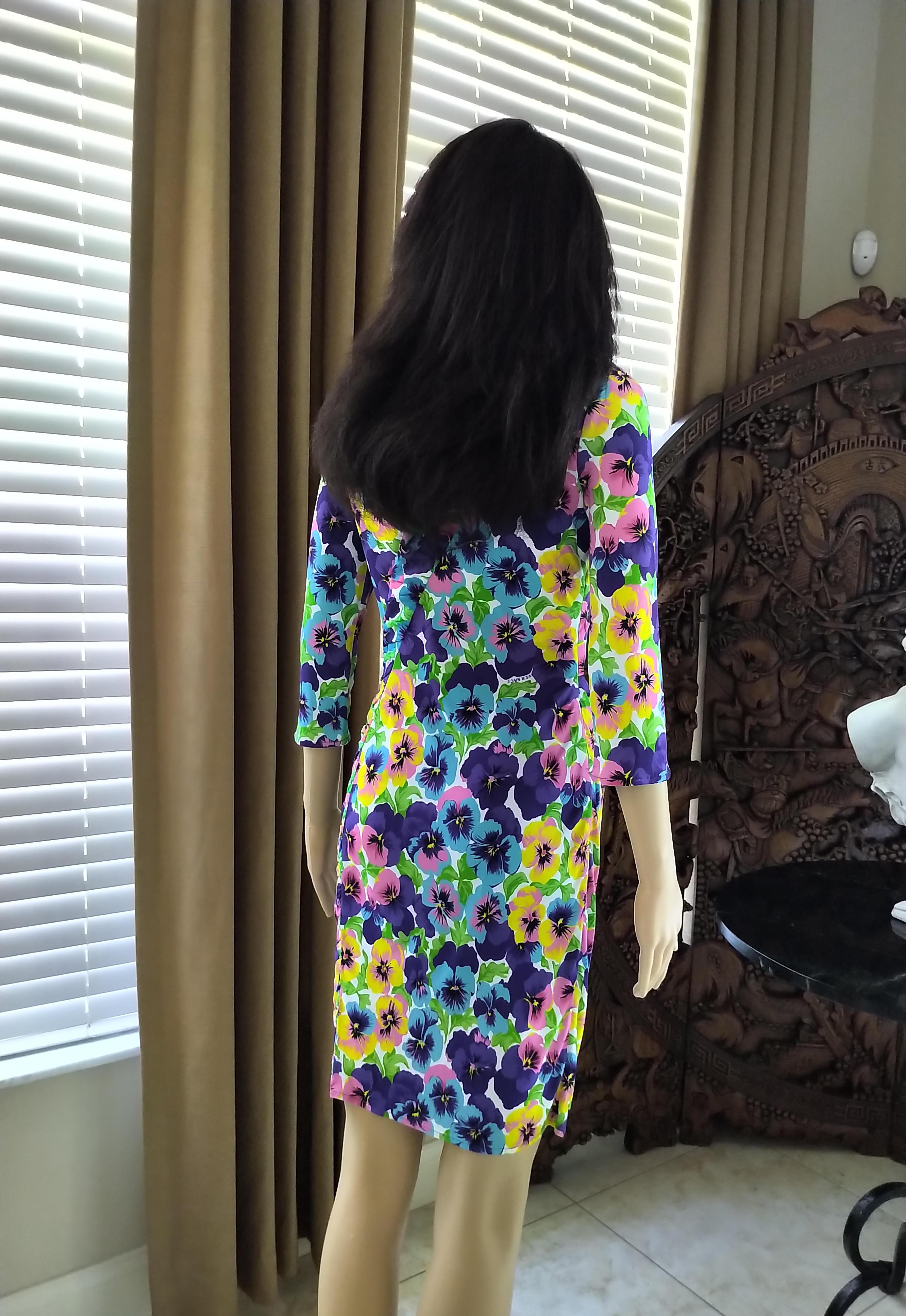 1990's Gianni Versace Signed Logo Multi Color Floral Fitted Dress IT 40/ US 2 4 For Sale 1
