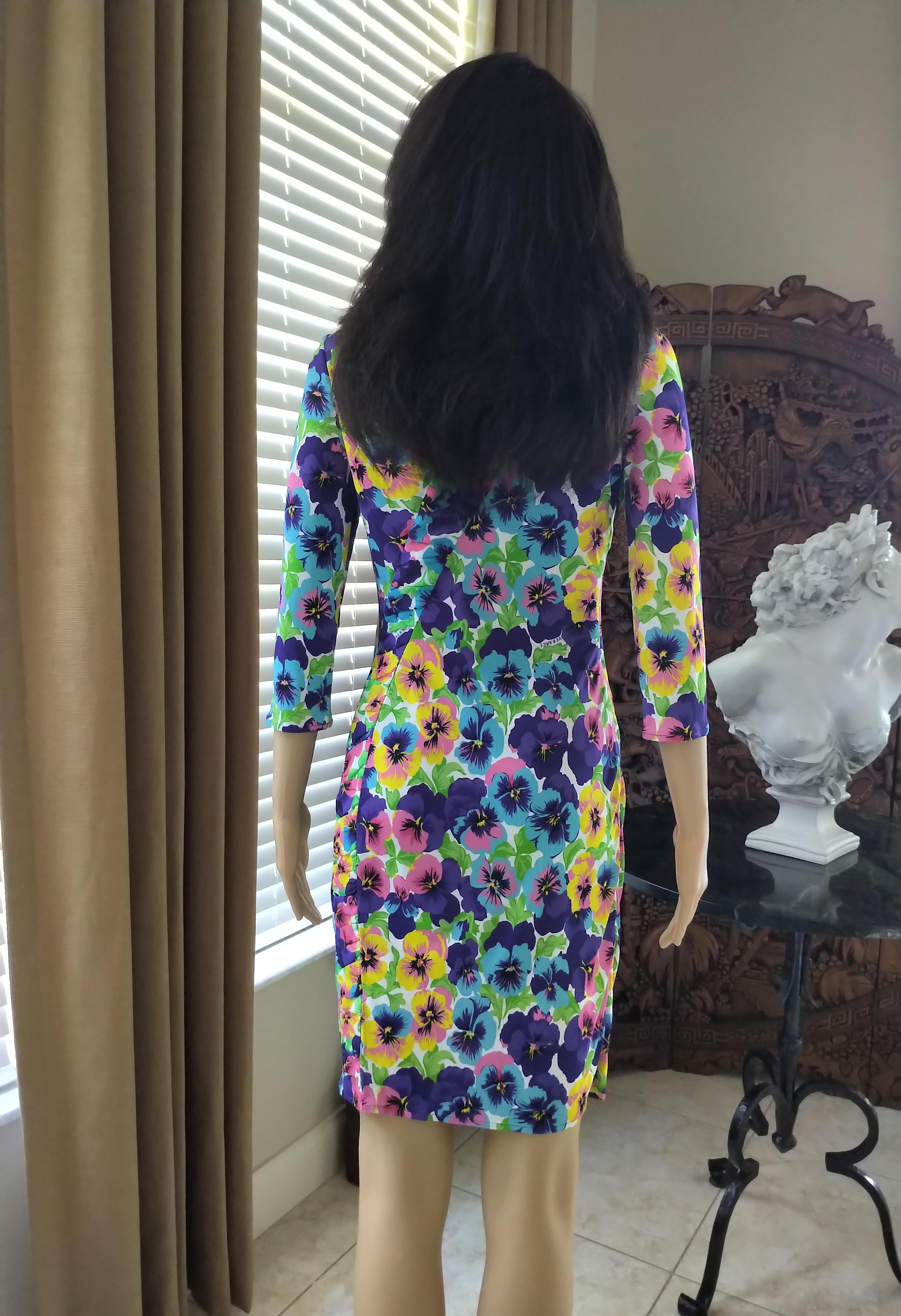 1990's Gianni Versace Signed Logo Multi Color Floral Fitted Dress IT 40/ US 2 4 For Sale 2