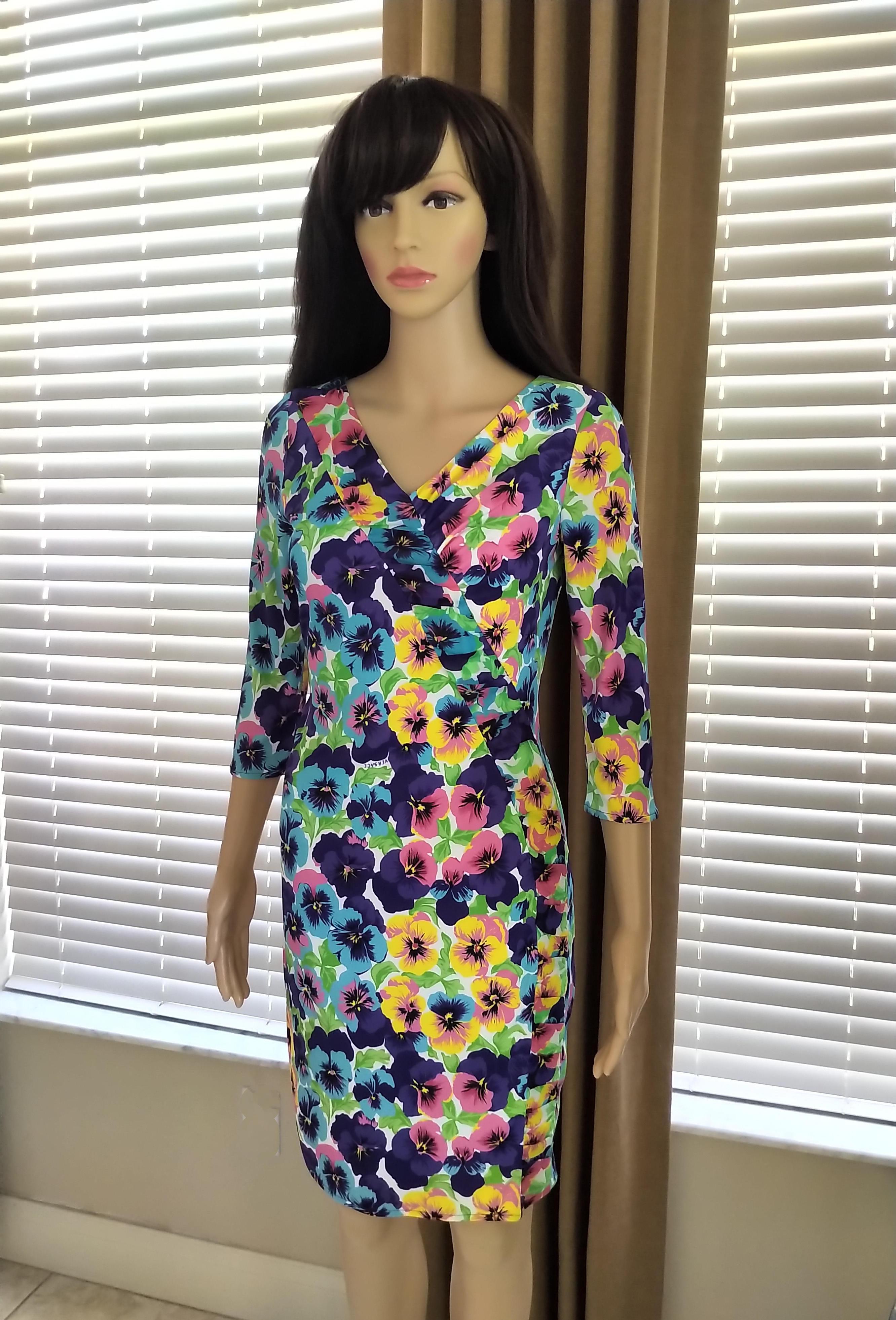 1990's Gianni Versace Signed Logo Multi Color Floral Fitted Dress IT 40/ US 2 4 For Sale 3