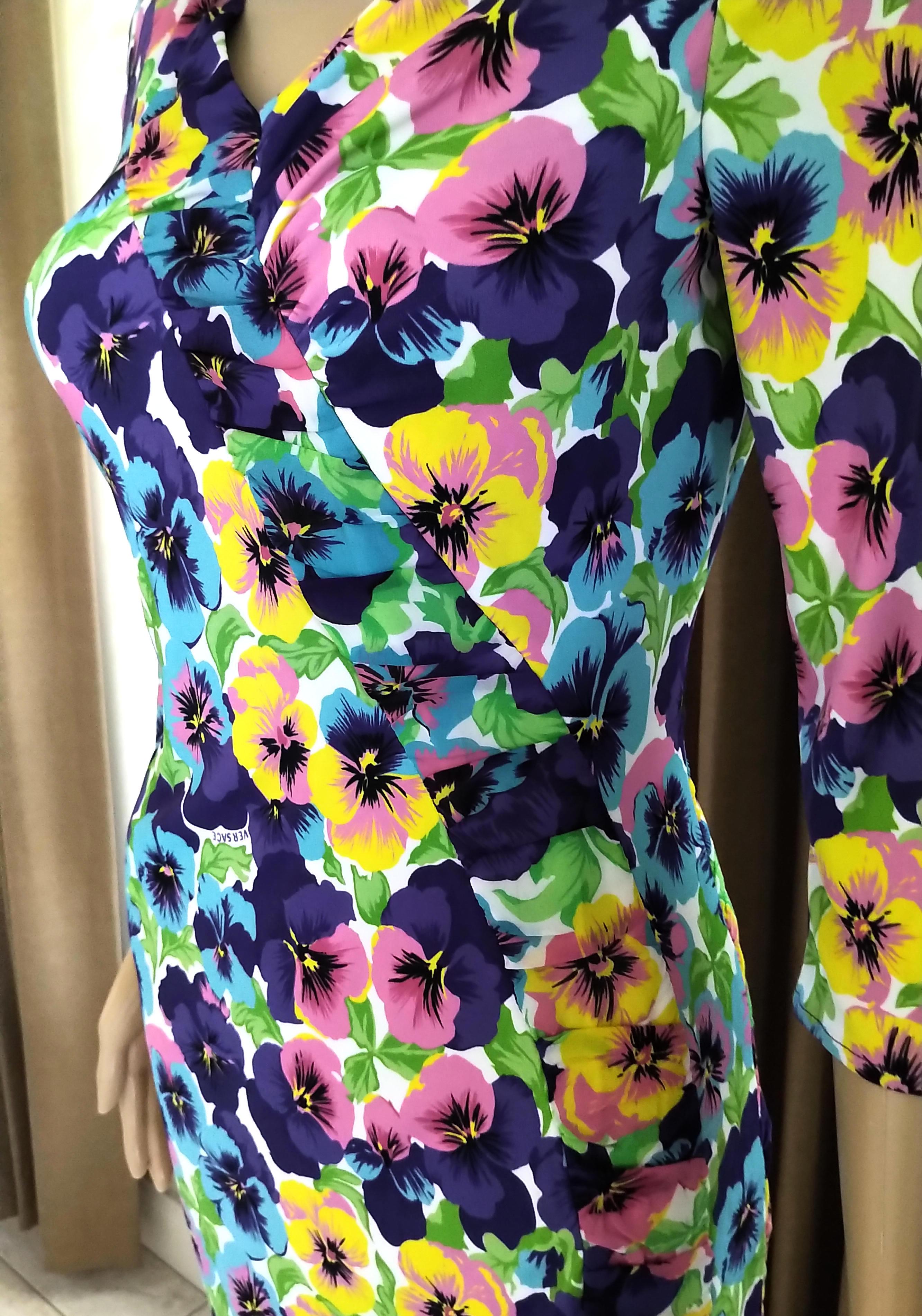 1990's Gianni Versace Signed Logo Multi Color Floral Fitted Dress IT 40/ US 2 4 For Sale 4