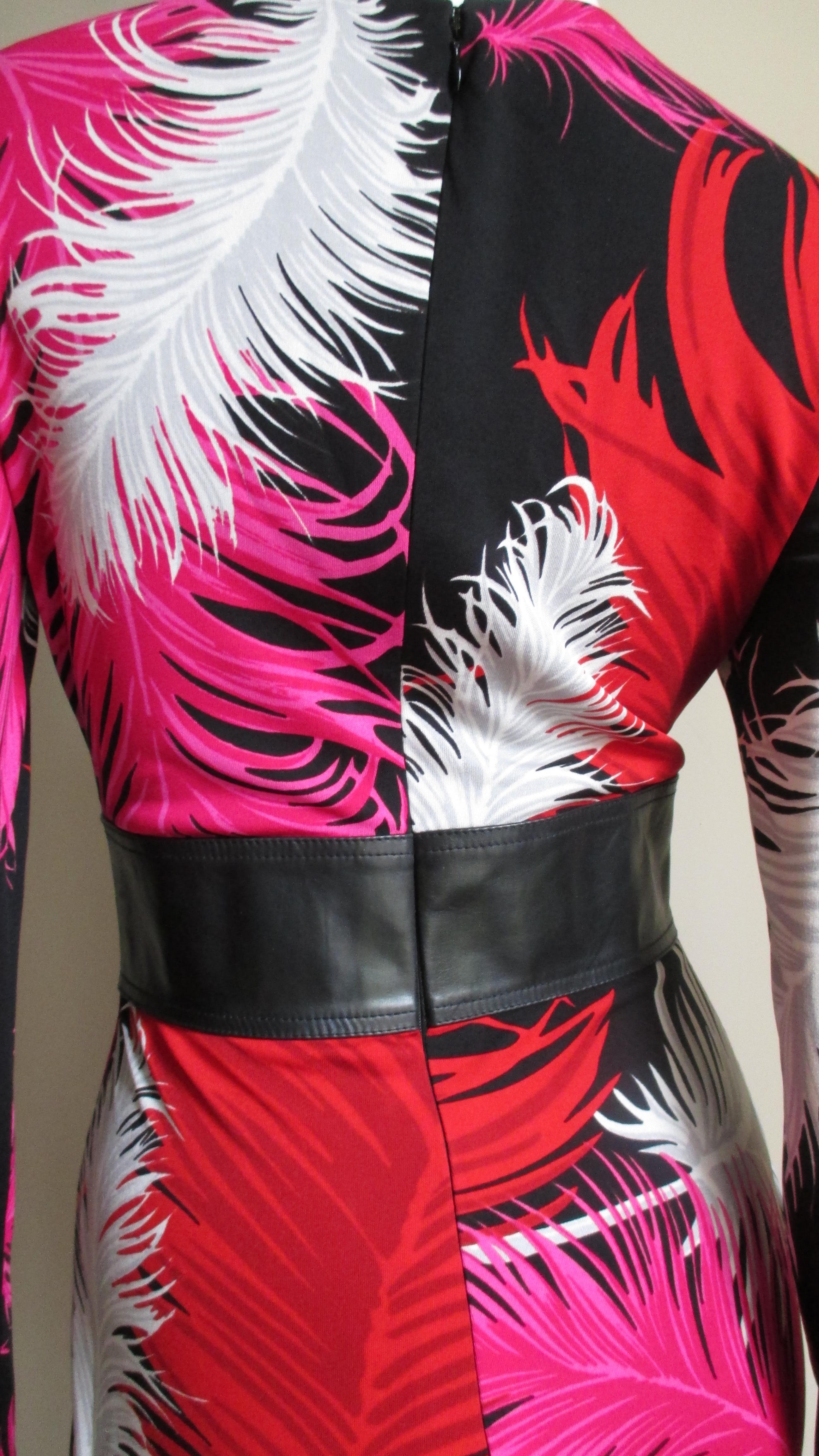  Gianni Versace - Robe en jersey de soie avec taille en cuir en vente 5