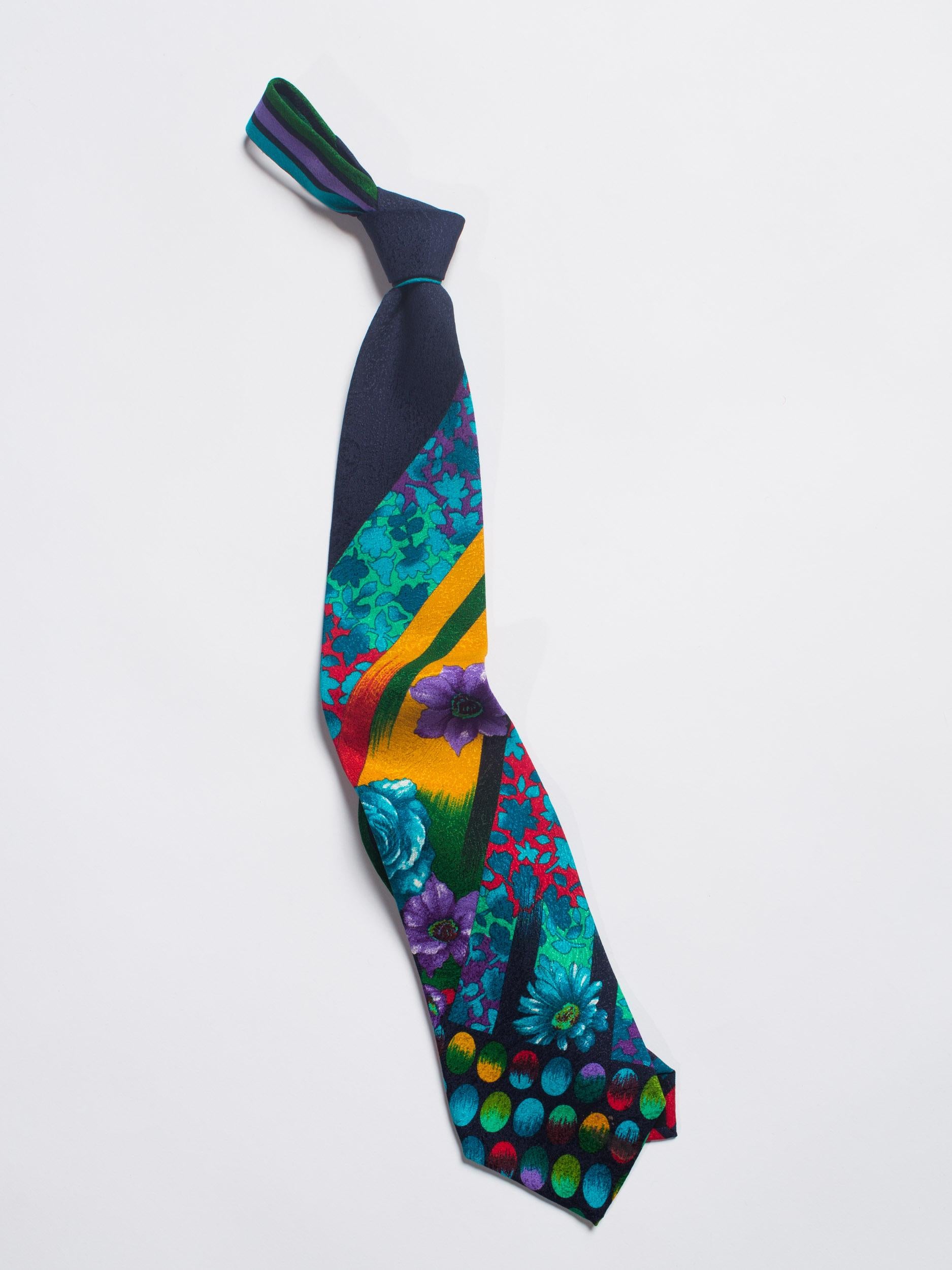 Bleu GIANNI VERSACE Cravate en soie à fleurs géométriques multicolores pour hommes des années 1990 en vente