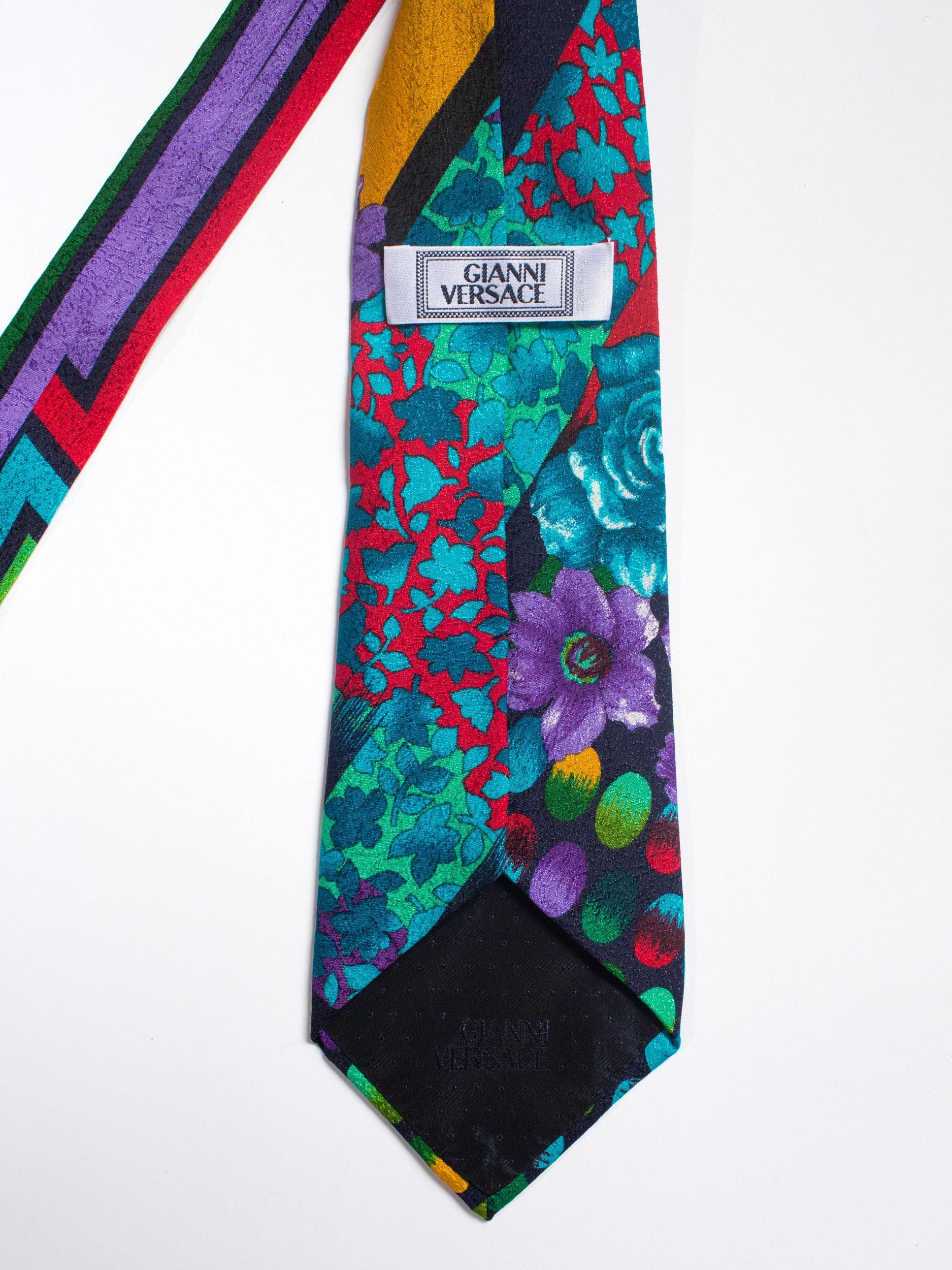 GIANNI VERSACE Cravate en soie à fleurs géométriques multicolores pour hommes des années 1990 Excellent état - En vente à New York, NY