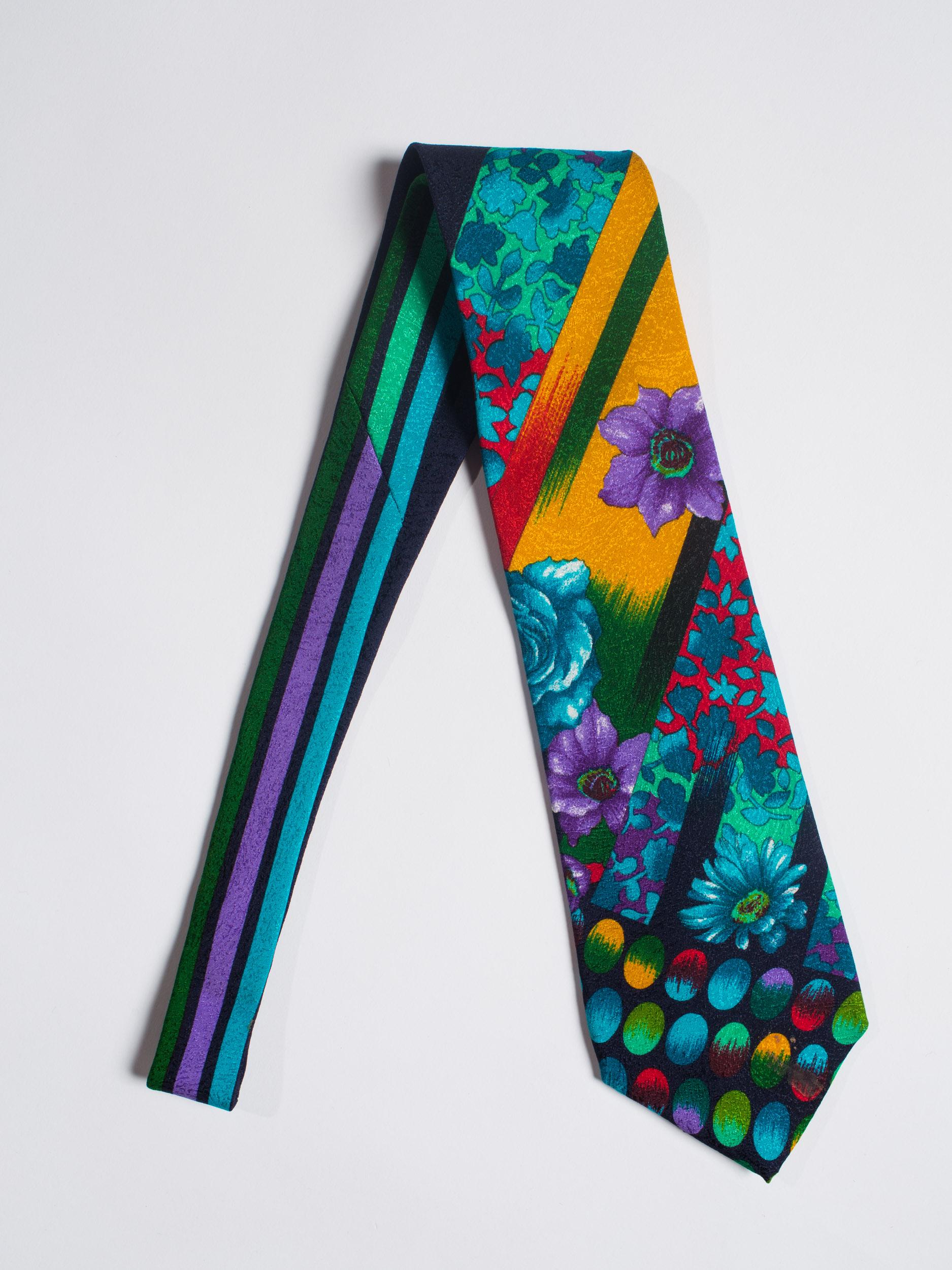 1990S GIANNI VERSACE Multicolor Geometric Floral Mens Silk Tie In Excellent Condition For Sale In New York, NY