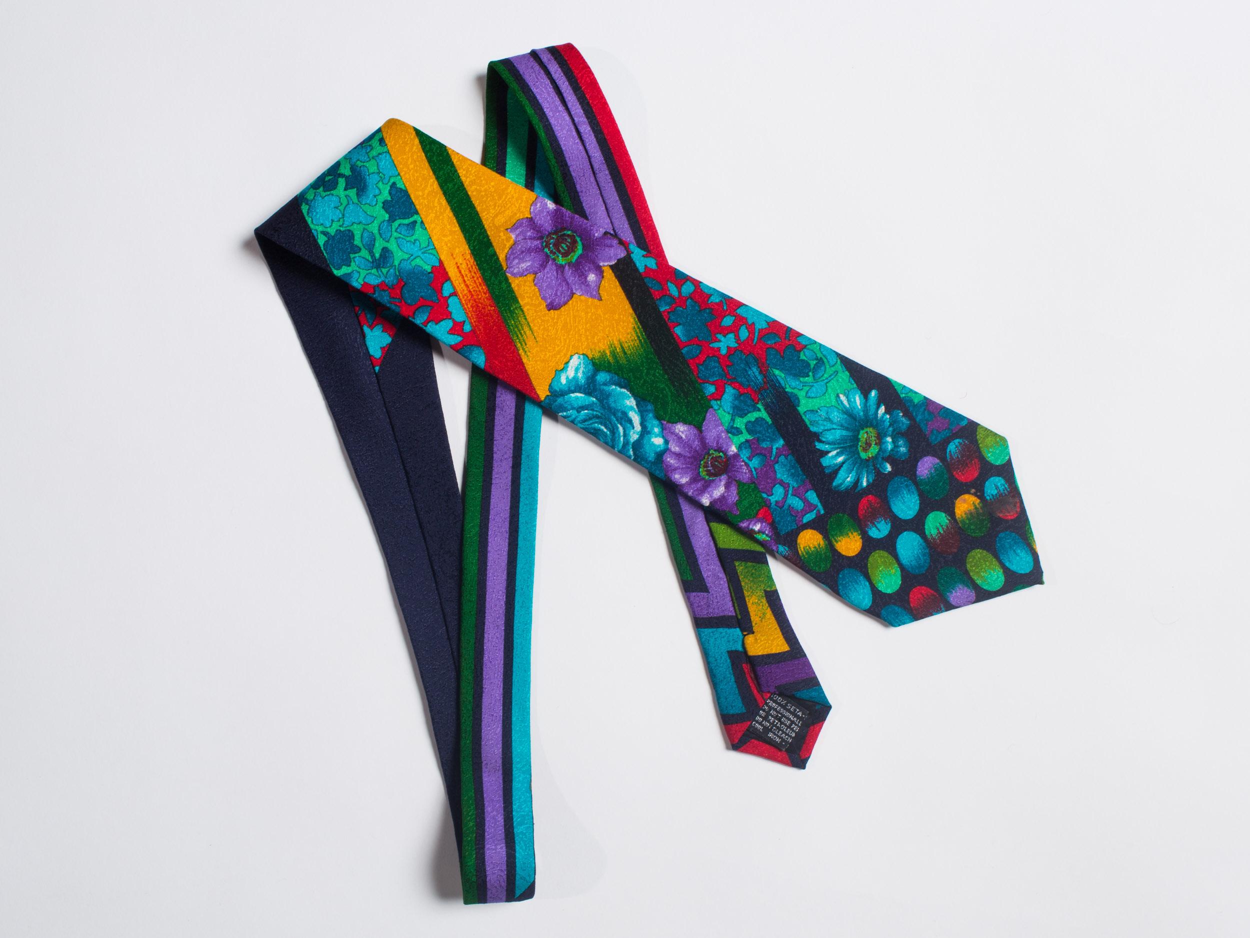 GIANNI VERSACE Cravate en soie à fleurs géométriques multicolores pour hommes des années 1990 en vente 1