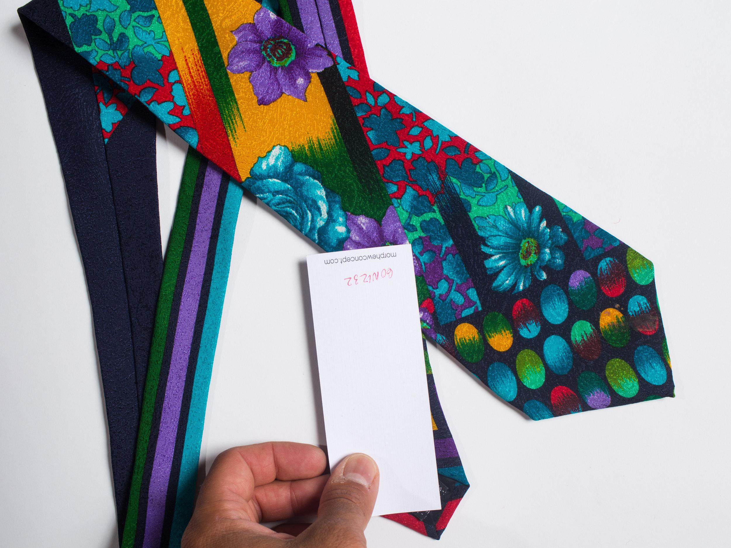 GIANNI VERSACE Cravate en soie à fleurs géométriques multicolores pour hommes des années 1990 en vente 2