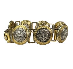 Gianni Versace Bracelet à maillons de costume en argent avec médaillon Méduse en strasss, années 1990